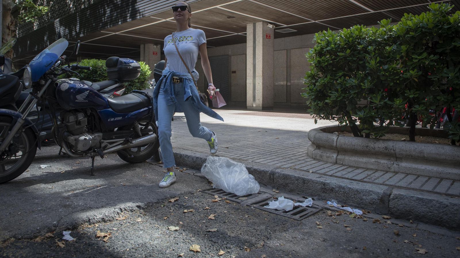 Basura junto al aparcamiento de motos de la zona más comercial de Nervión.