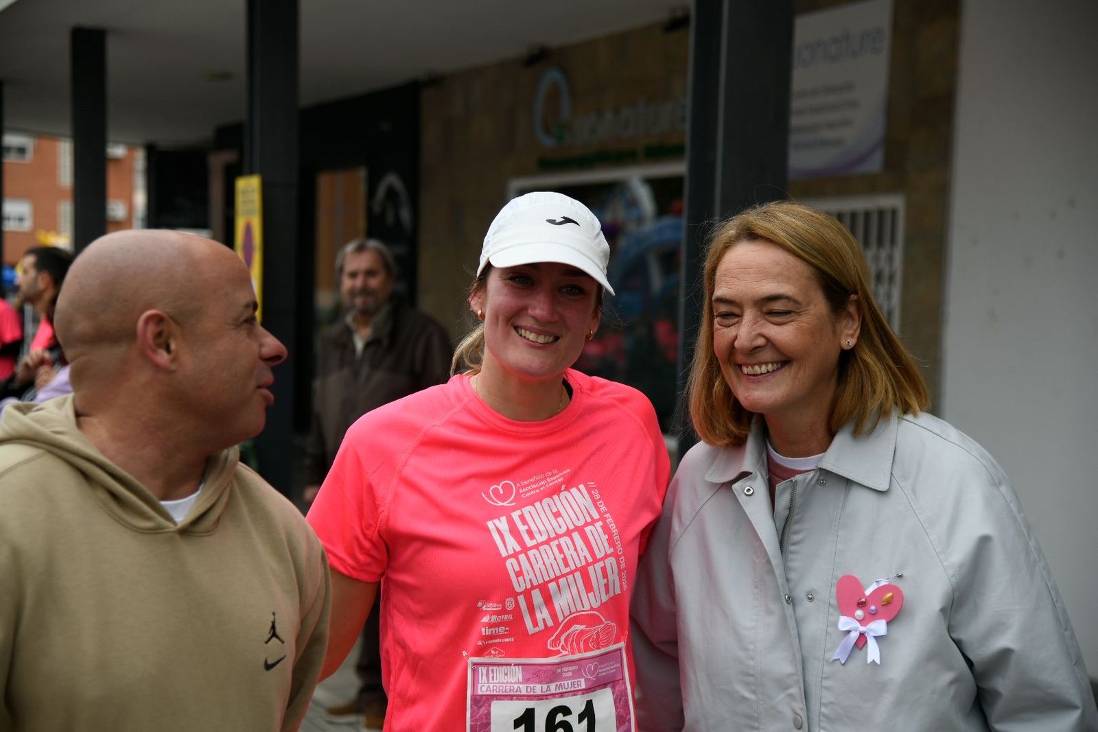 Mireia Belmonte con la alcaldesa de Motril y el concejal de Deportes