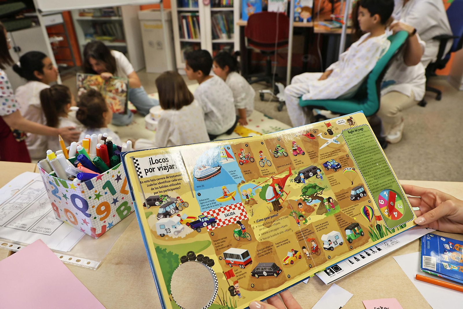 Imágenes de la celebración del Día del Libro en el aula de Pediatría del Hospital Juan Ramón Jiménez