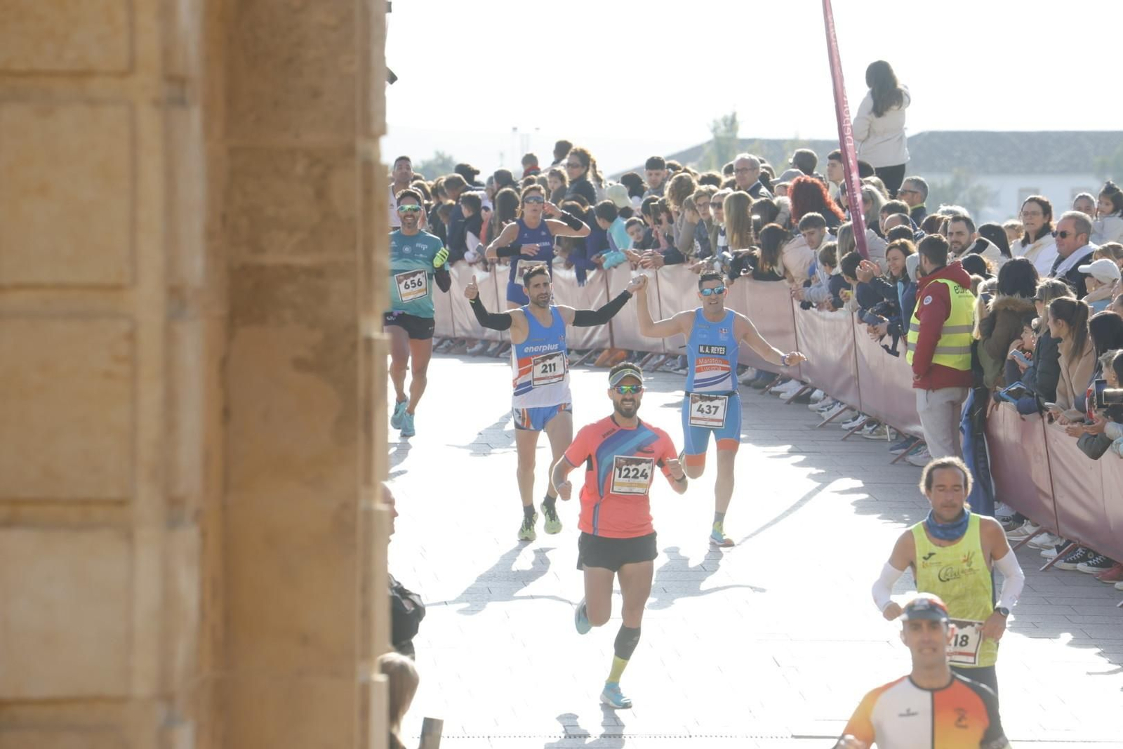 Media Maratón de Córdoba 2023: La gloria de cruzar la Puerta del Puente, en imágenes