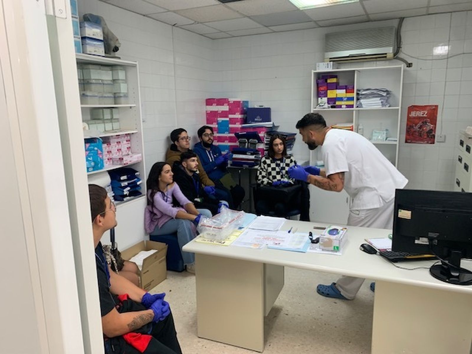 Visita de los estudiantes al laboratorio de Microbiología del Hospital de Puerto Real