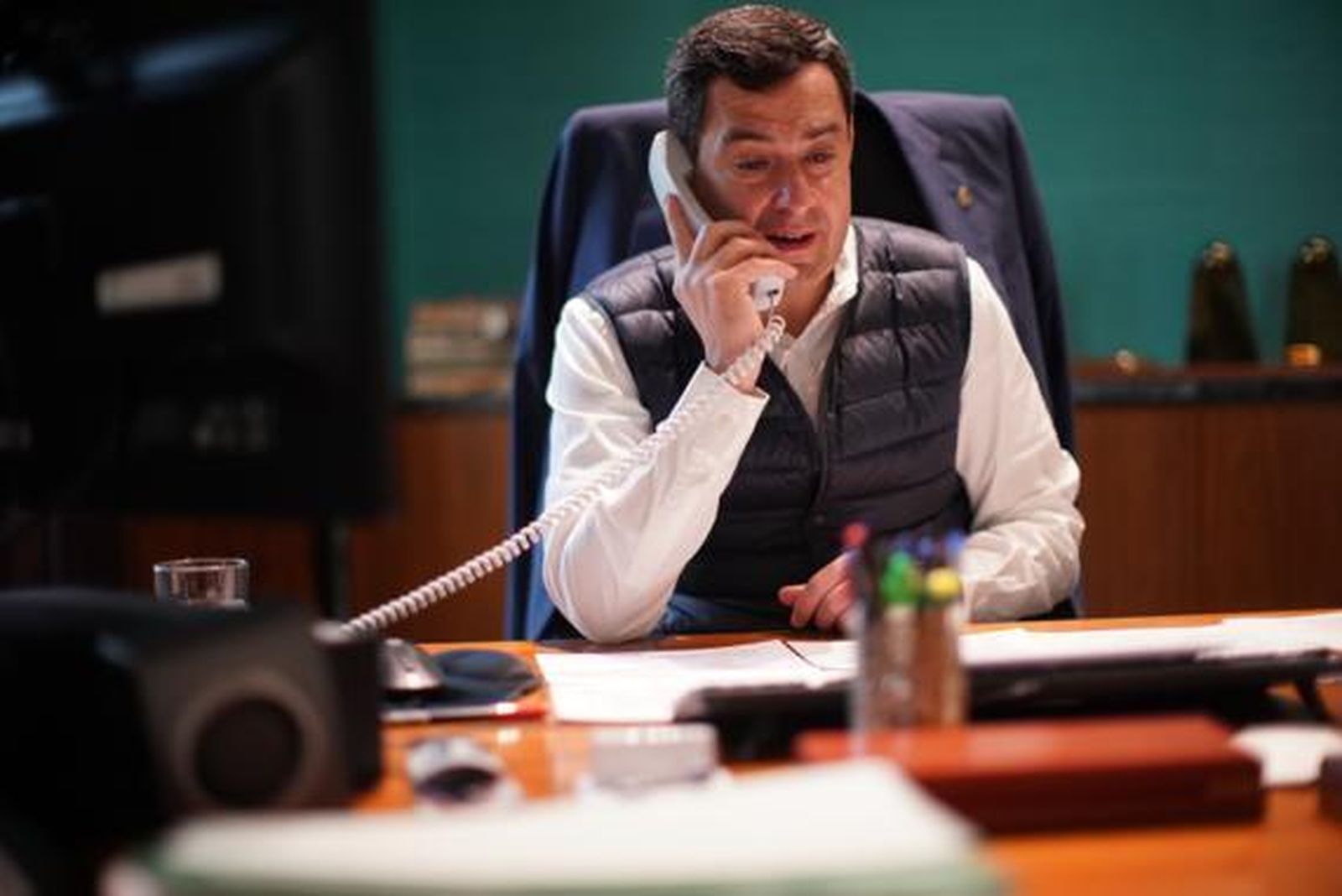 Juanma Moreno augura que el confinamiento durará hasta finales de abril o mayo.