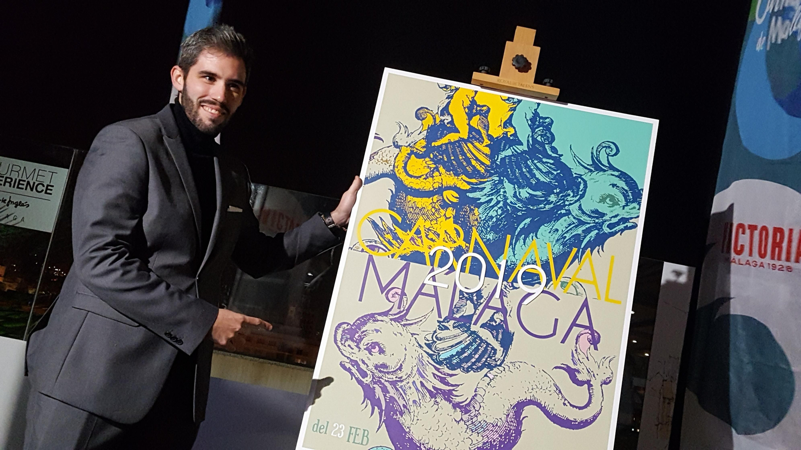 Pablo Flores, junto al cartel del Carnaval 2019.