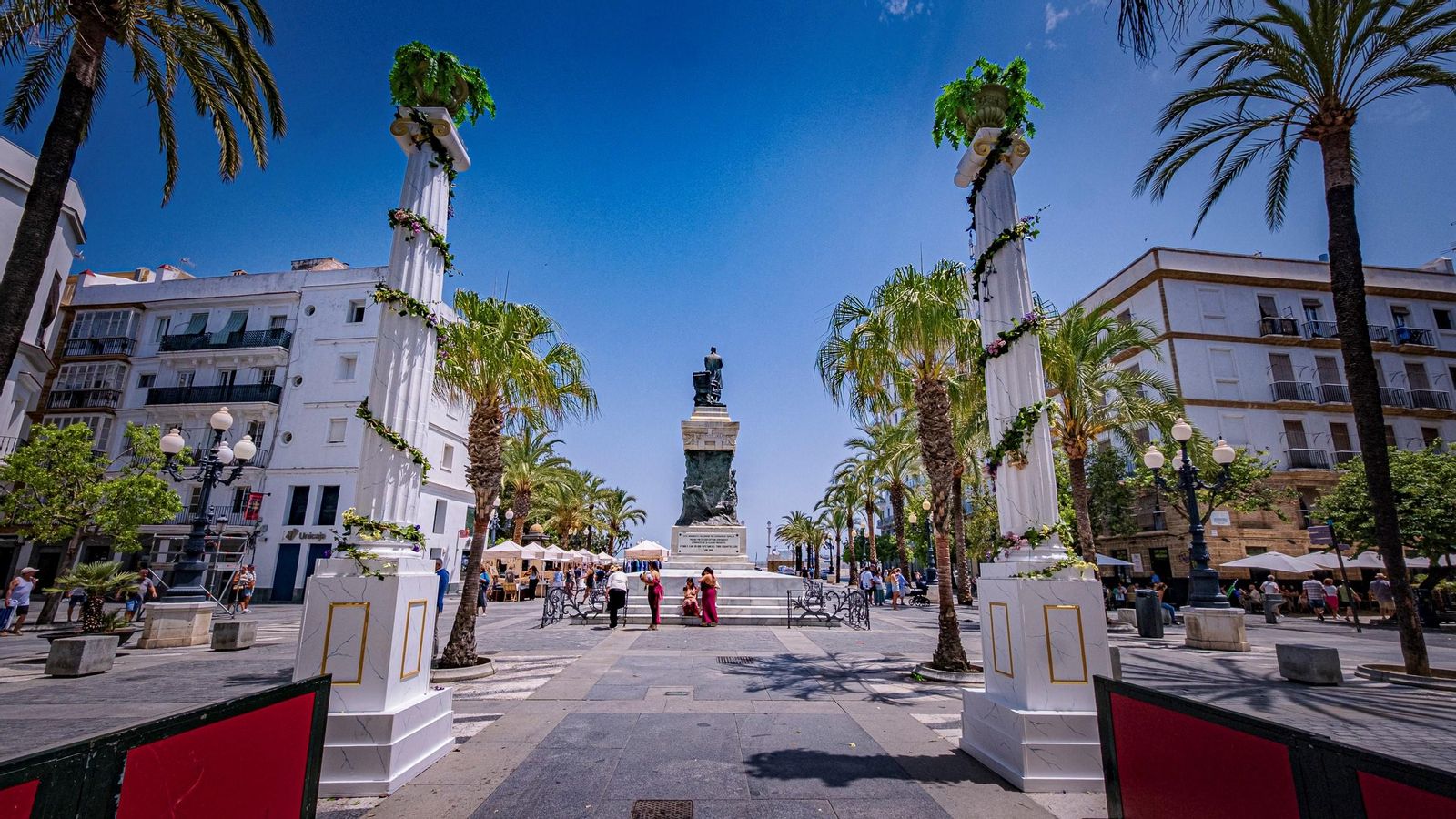 Columnas decorativas en San Juan de Dios para el Corpus Columnas decorativas en San Juan de Dios para el Corpus