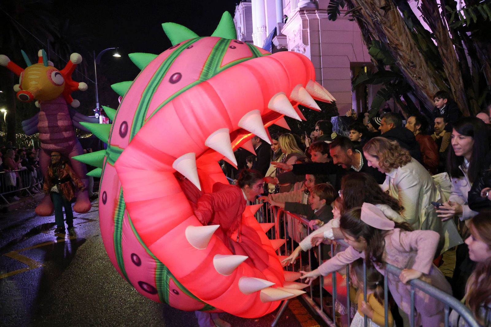 Los Reyes Magos llenan Málaga de ilusión tras la lluvia