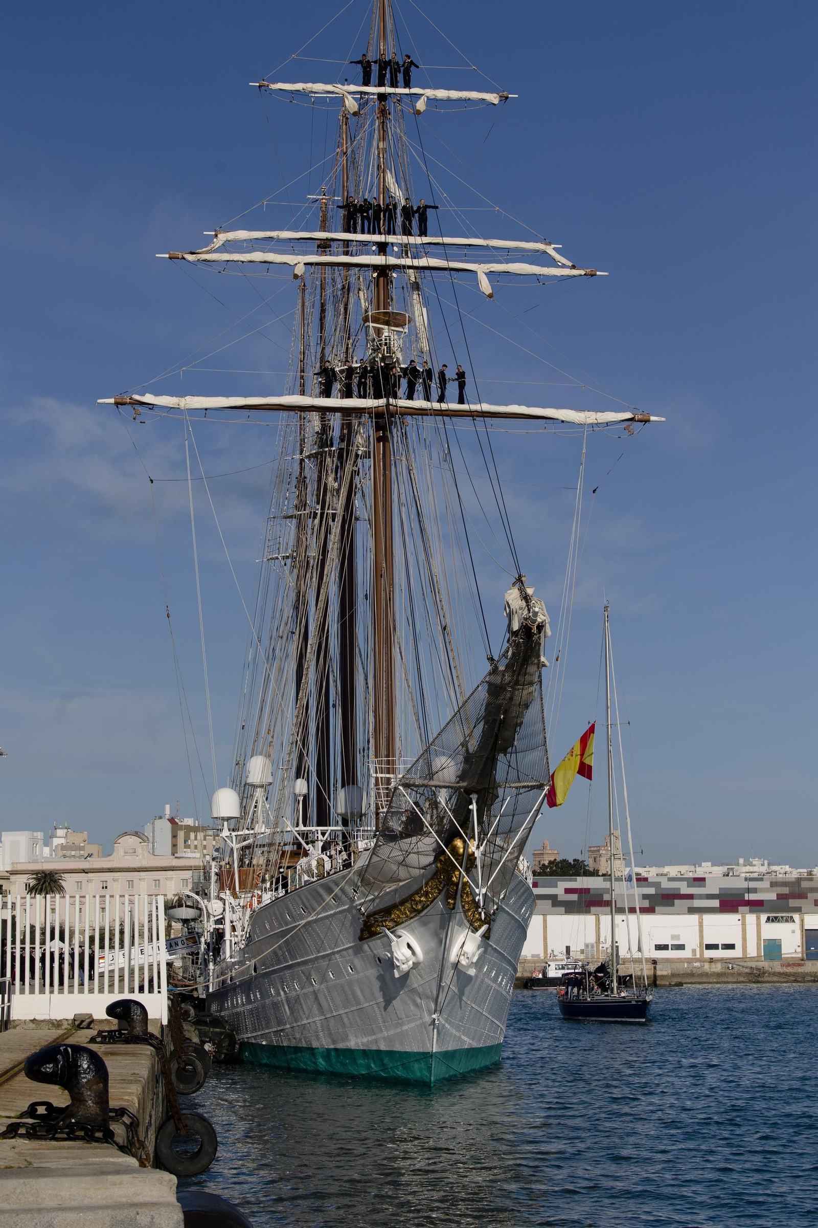 Las imágenes de la salida del buque  "Juan Sebastián de Elcano" del muelle de Cádiz.