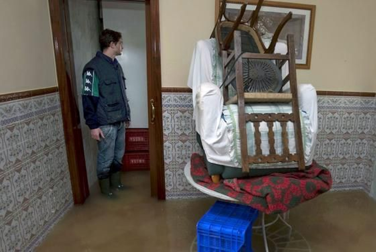 Muebles apilados para evitar el agua que inunda el suelo (Tocina)

Foto: Agencias