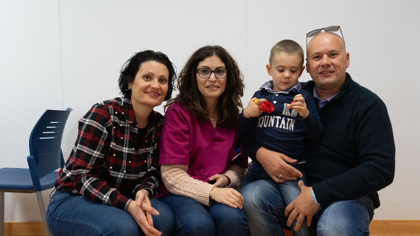 Carlos junto a sus padres y su terapeuta