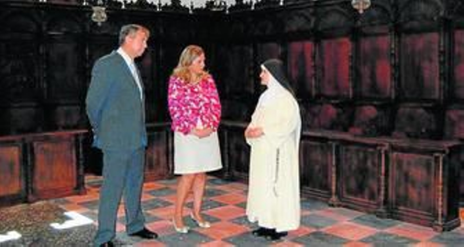 María Jesús Serrano conversa con una de las religiosas del convento Madre de Dios.