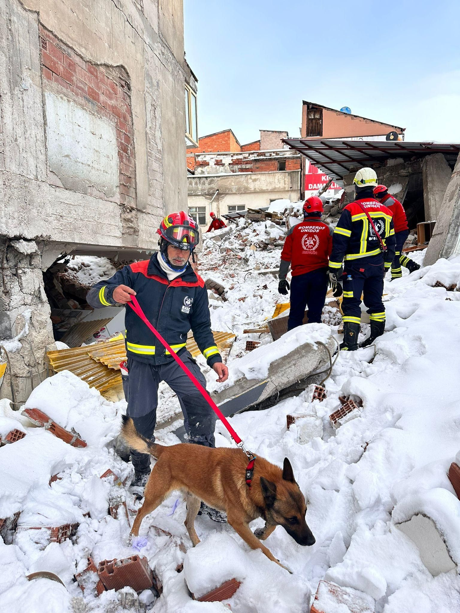 El trabajo de los bomberos de Córdoba en el epicentro del terremoto de Turquía, en imágenes