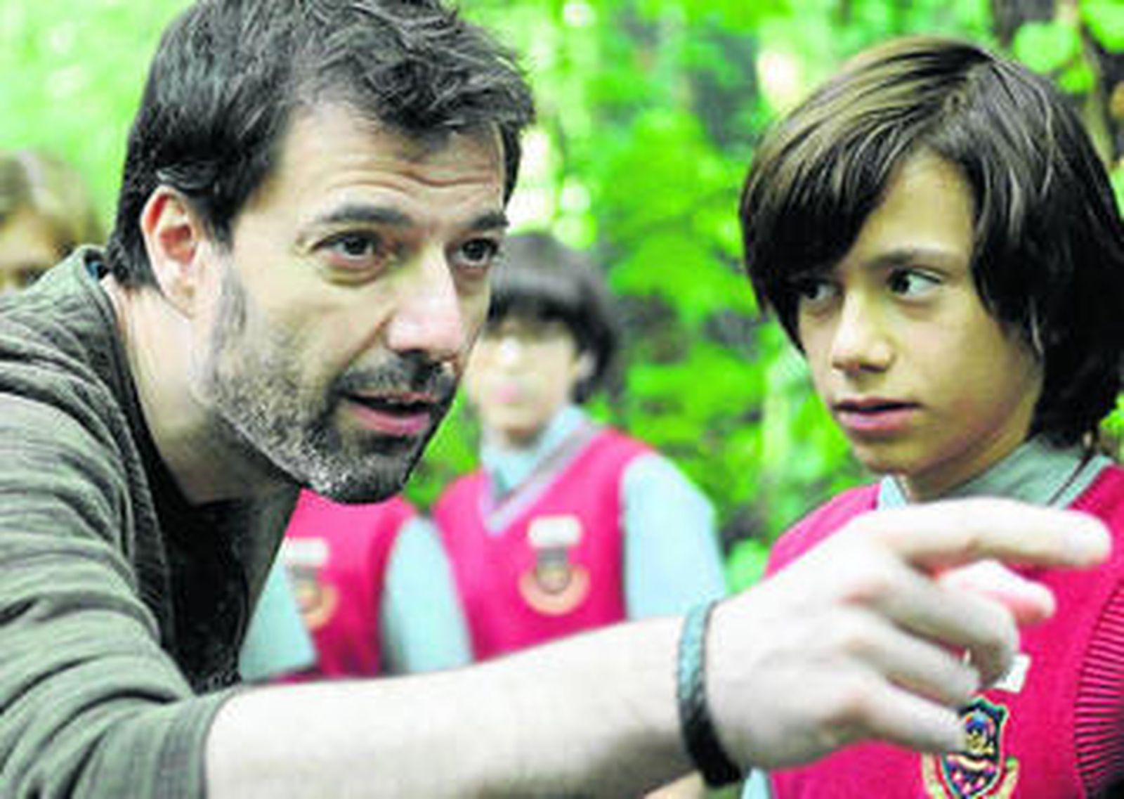 Oskar Santos da instrucciones durante el rodaje del filme.