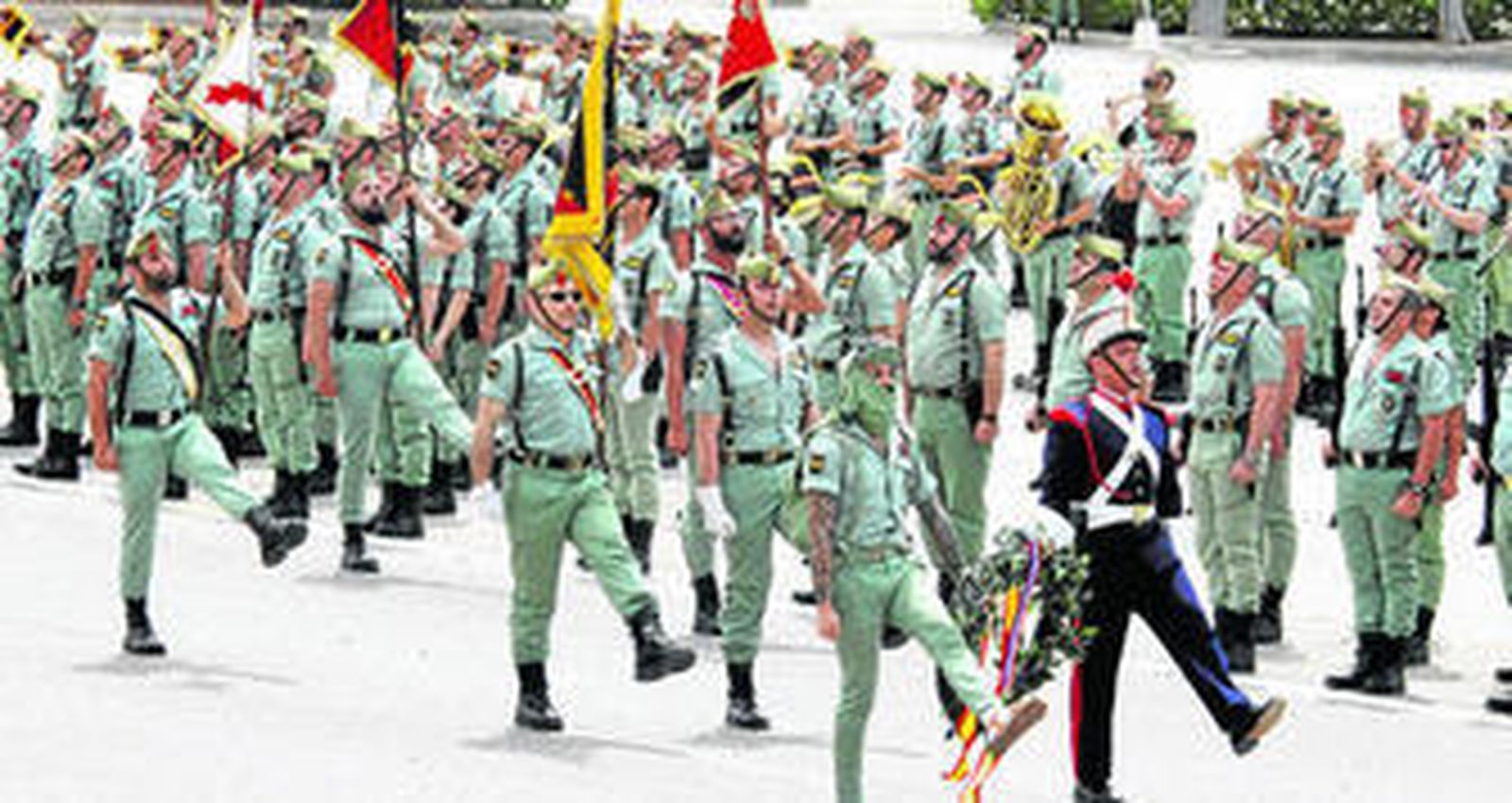 La Artillería de La Legión cumple con la 'Lección del 2 de Mayo'