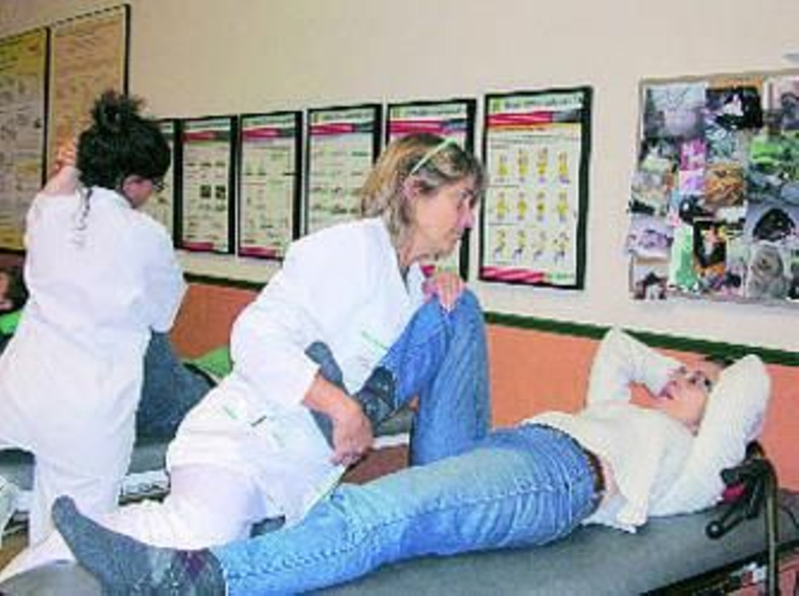 Una paciente durante la rehabilitación en el Hospital de Día.