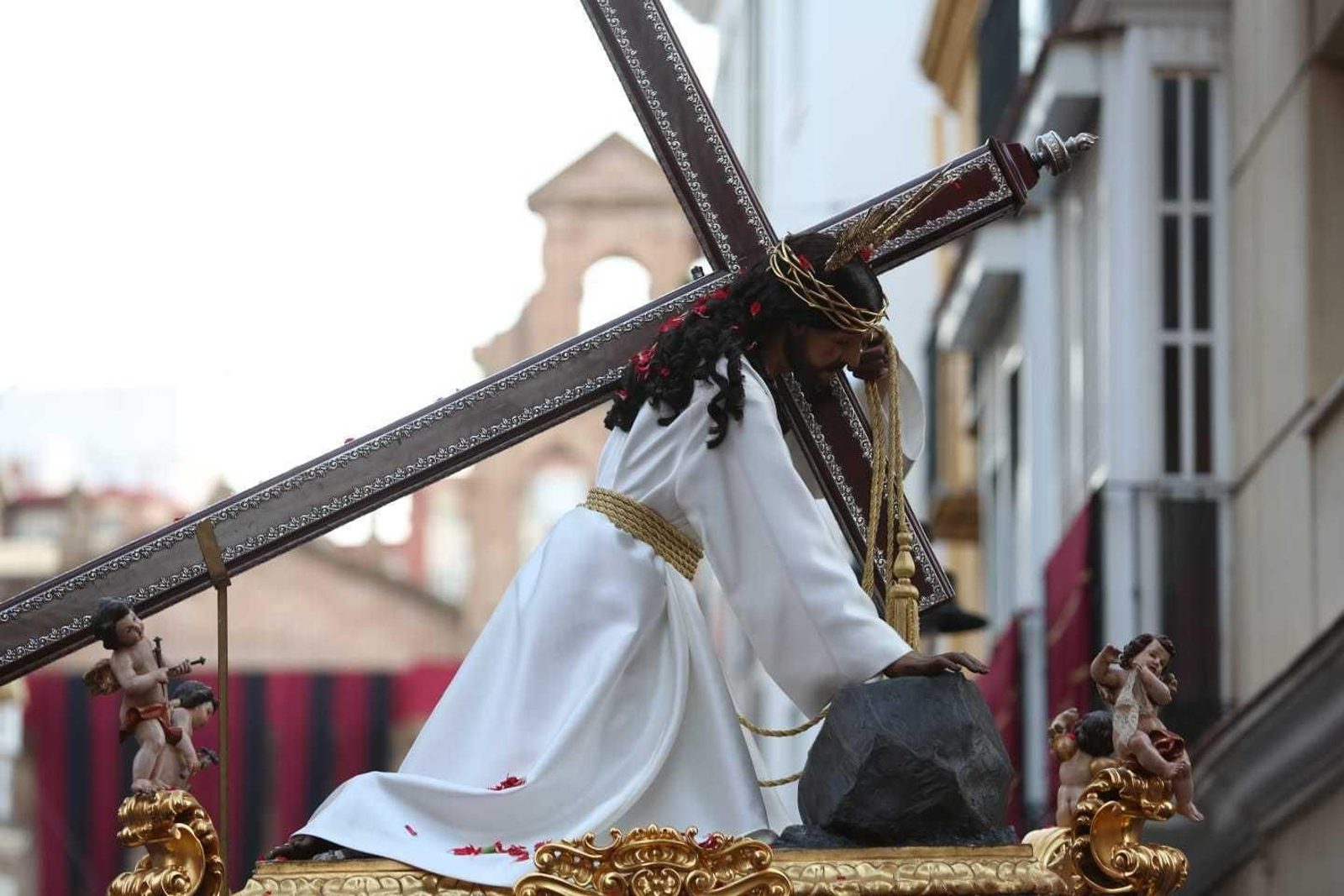 El Nazareno de la Misericordia cruza calle Ancha del Carmen recortando su silueta frente al templo perchelero.