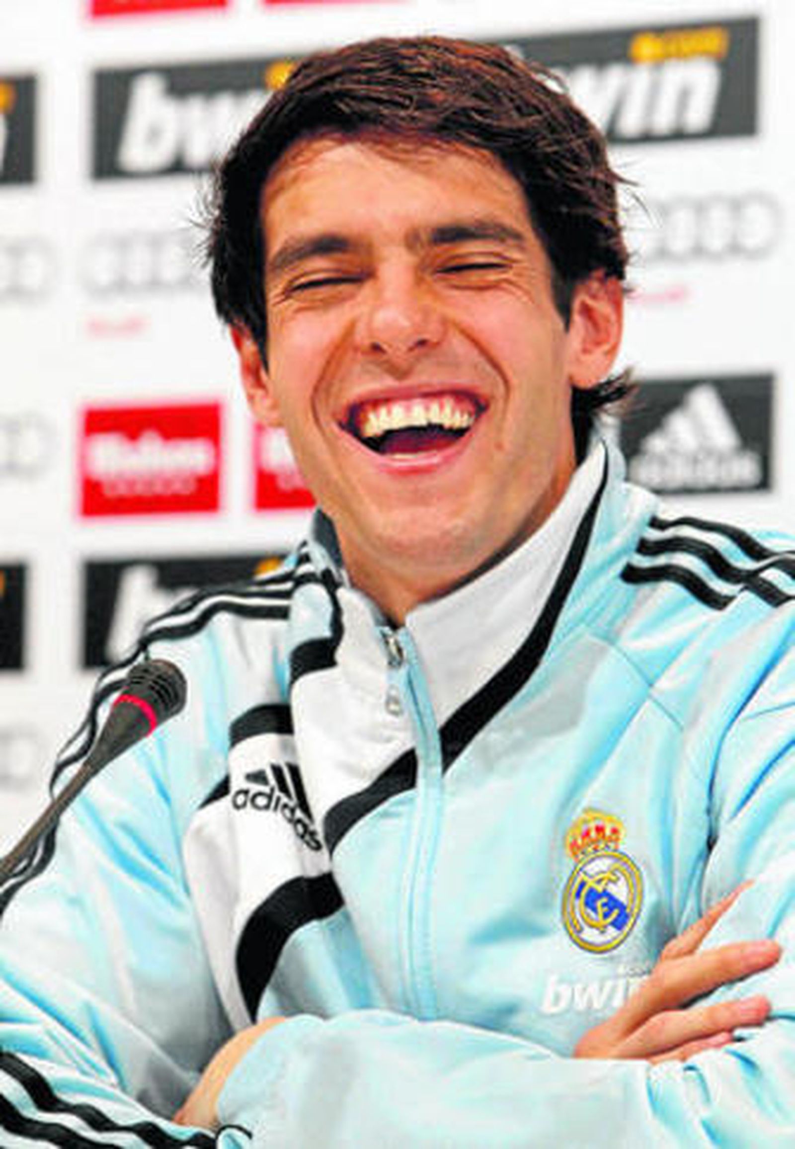 Kaká lanza una carcajada durante su comparecencia de prensa.