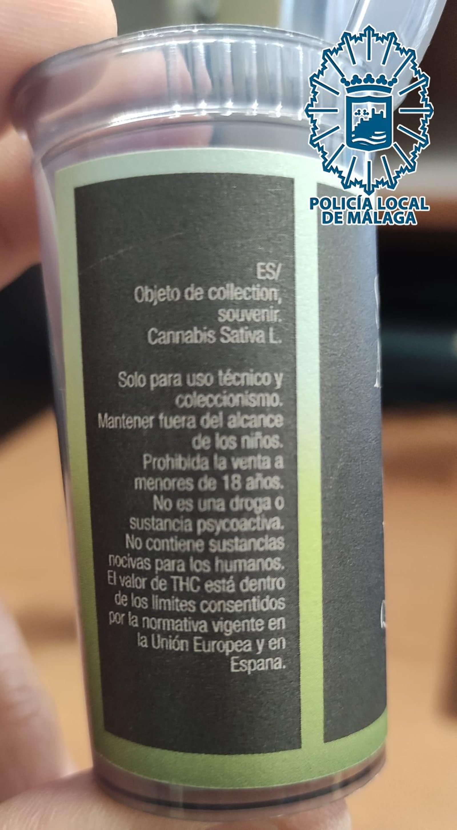 Etiqueta en la que aparece que se trata de un producto de colección o souvenir.