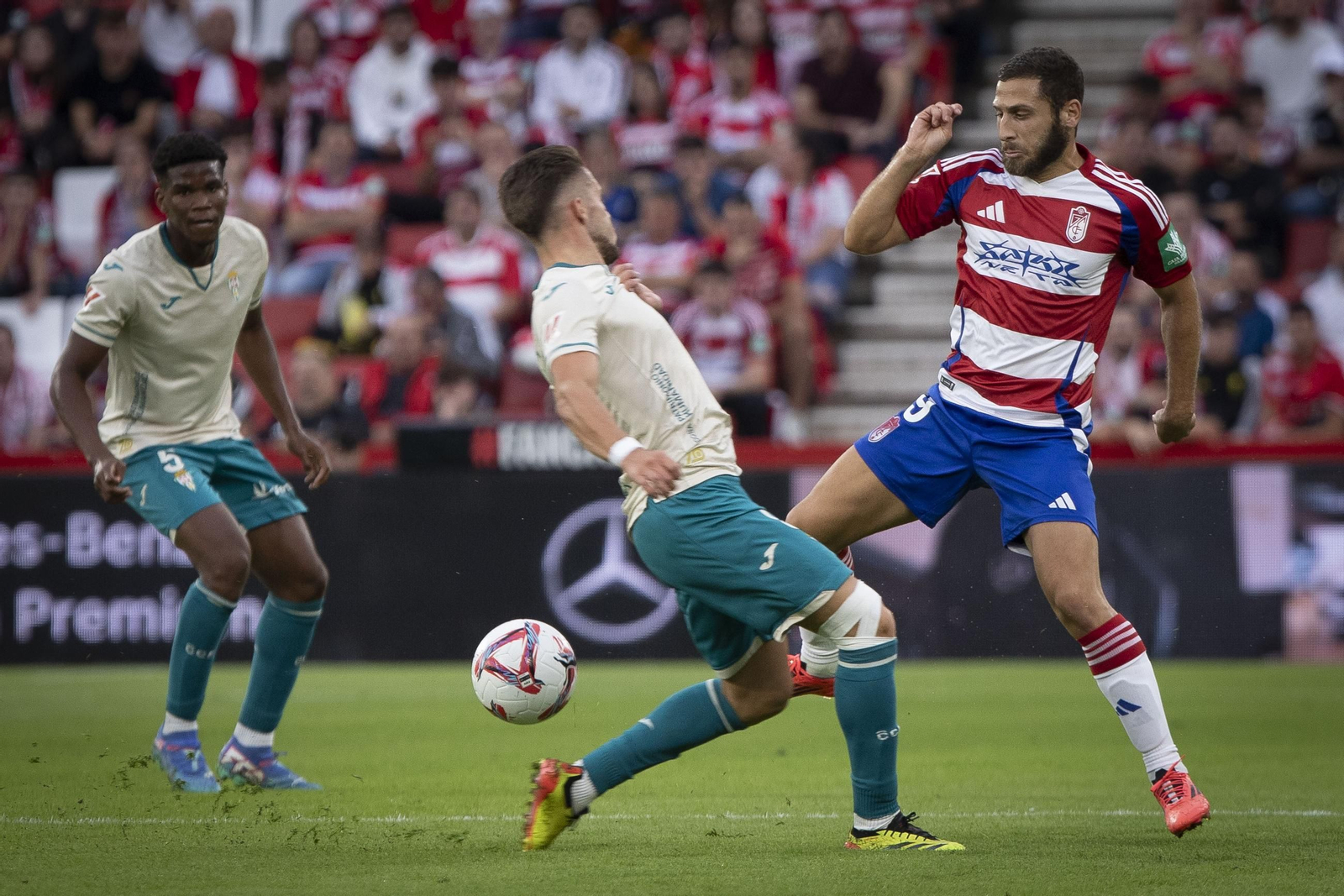 Shon Weissman trata de eludir a un contrario.