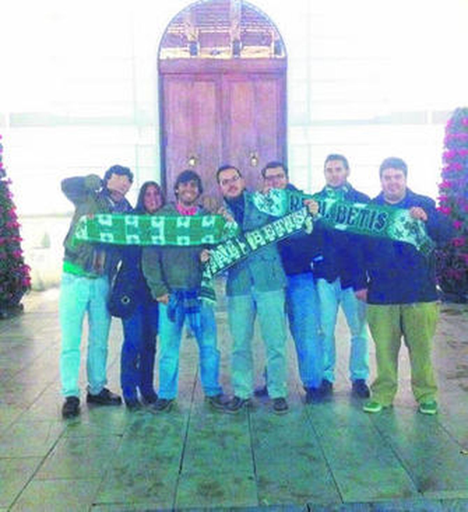 Un grupo de béticos ayer por las calles de Granada.