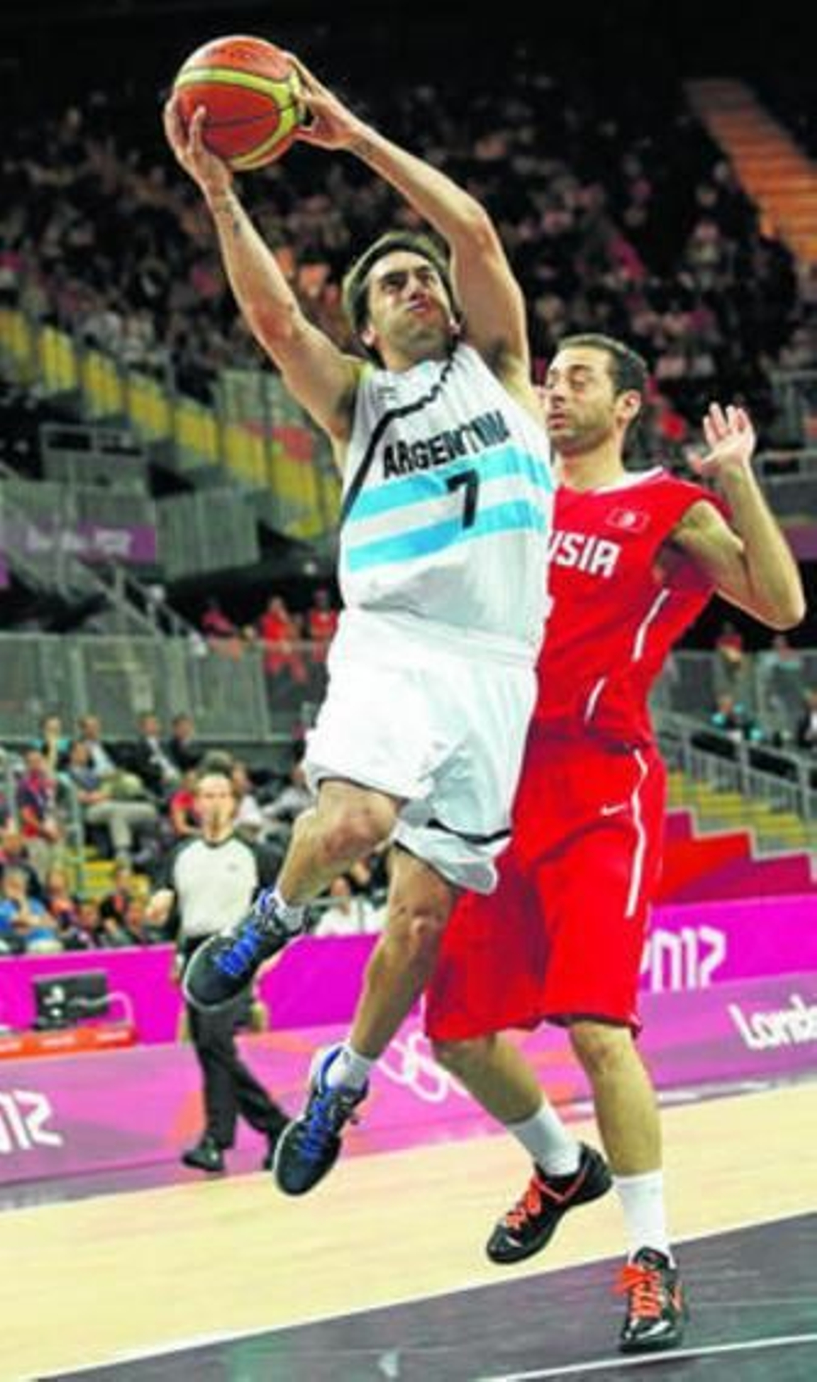 Campazzo deja una bandeja ante Túnez en un choque de los Juegos.