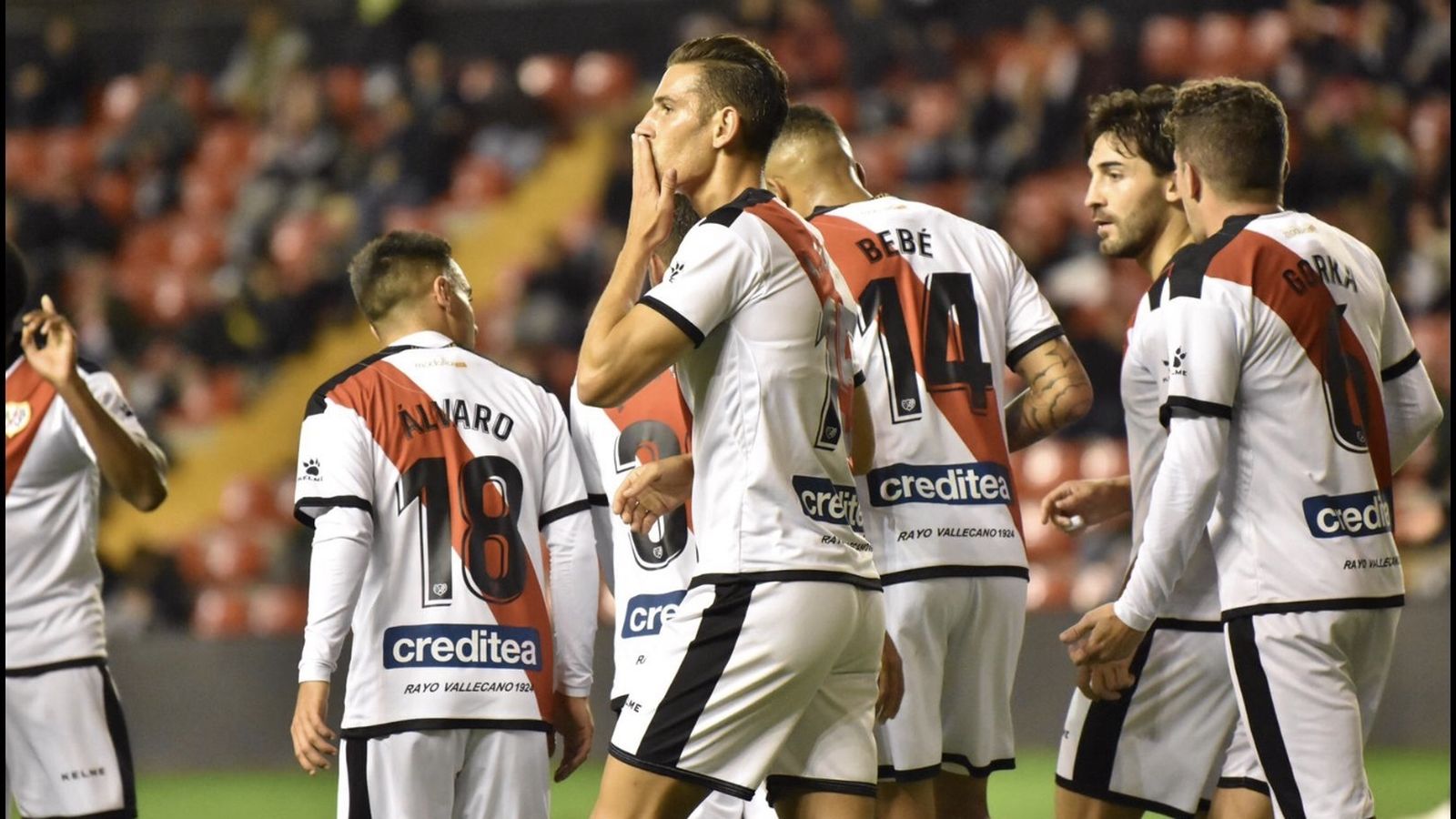 Álex Alegría celebra un gol con el Rayo.