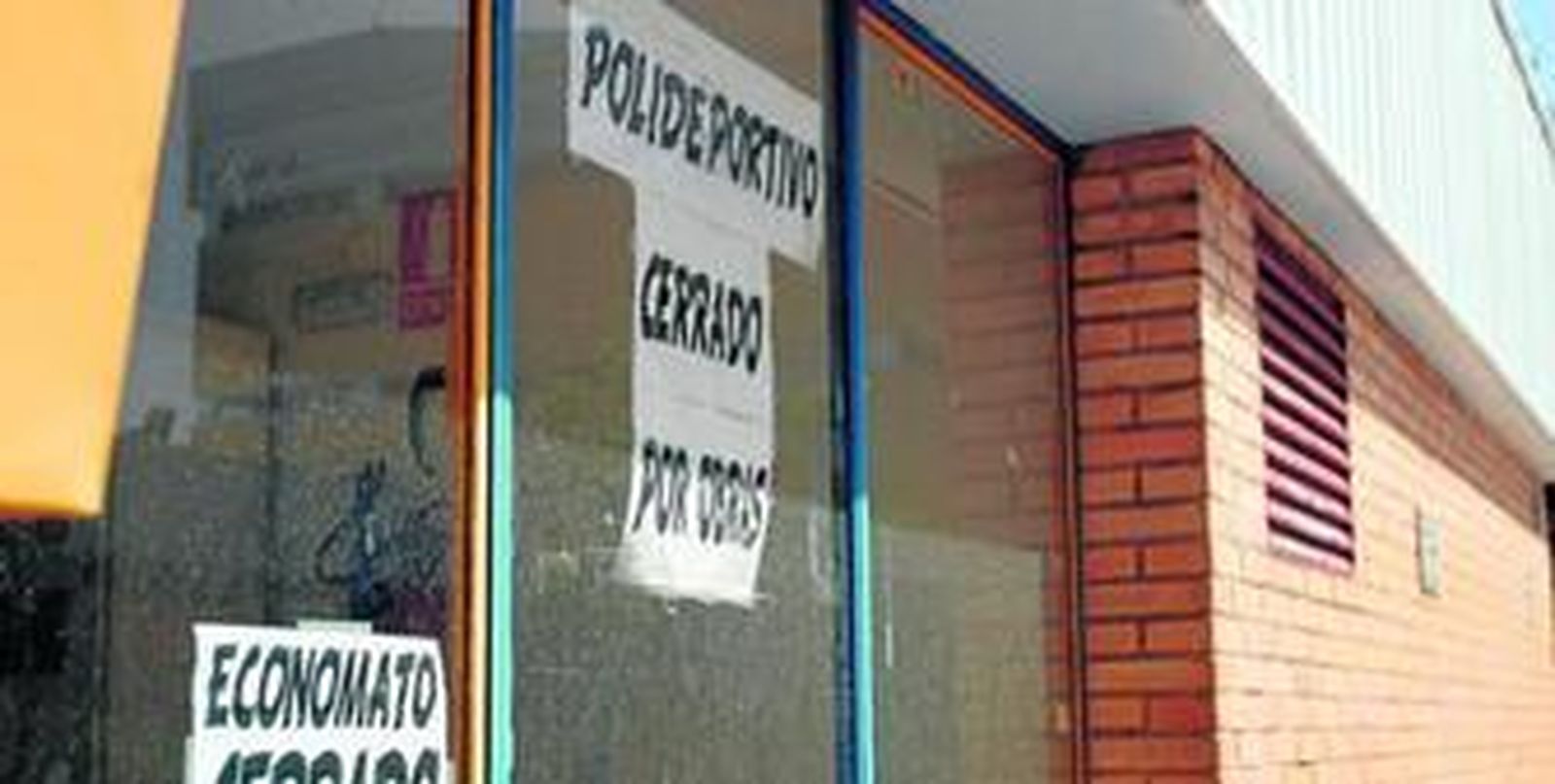 La entrada del polideportivo luce los carteles de "cerrado por obras" desde hace dos años, a pesar de que ningún trabajo de remodelación se ha llevado a cabo en este tiempo.