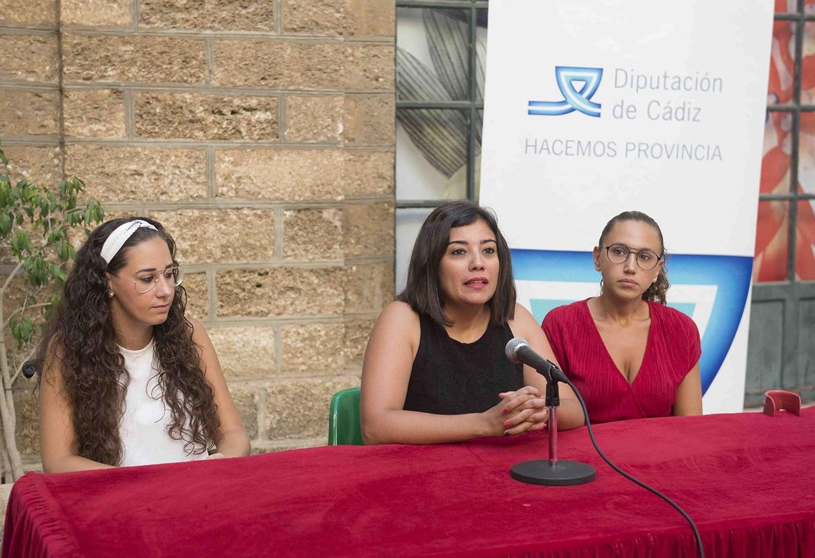 La diputada María Dolores Varo junto a Nazaret y María Jesús López.