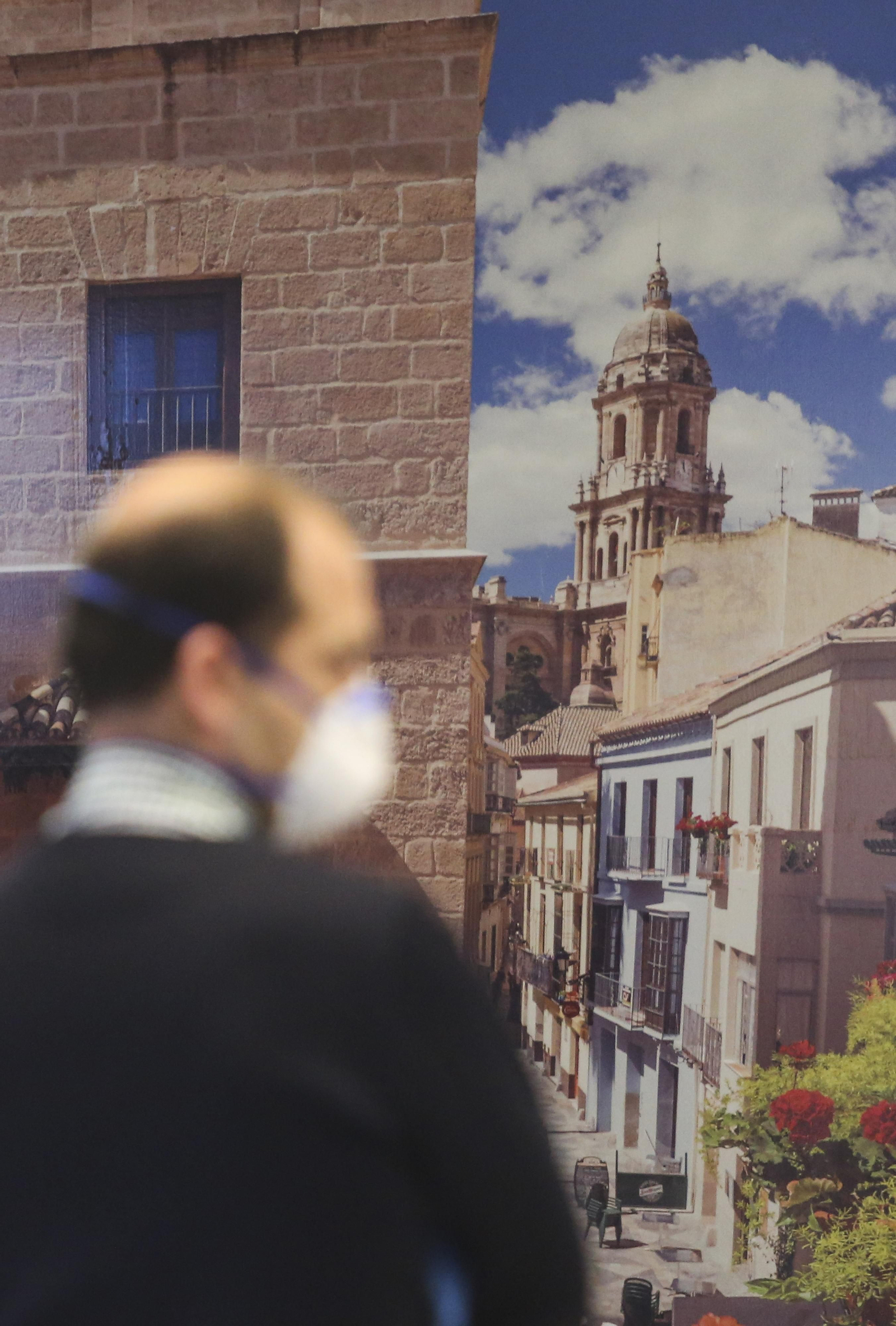La cuarentena del coronavirus no frena el tráfico de pasajeros en el aeropuerto de Málaga, en fotos