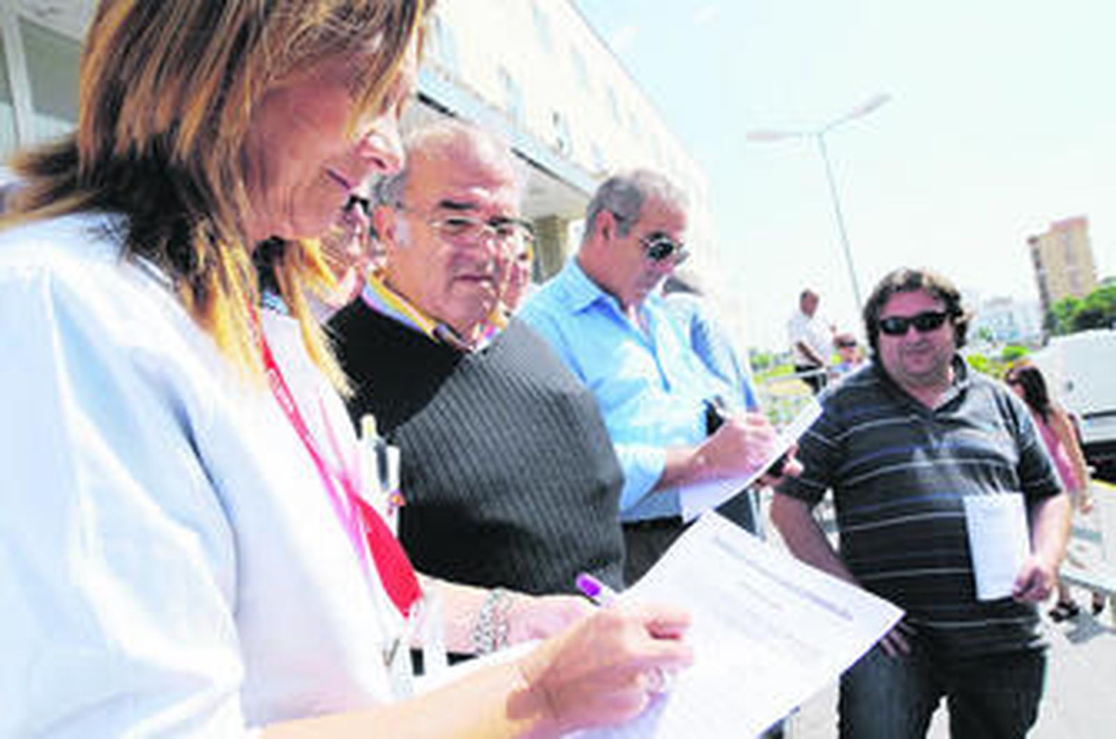 Miembros de la plataforma por los aparcamientos gratuitos, en la primera recogida de firmas de la campaña.