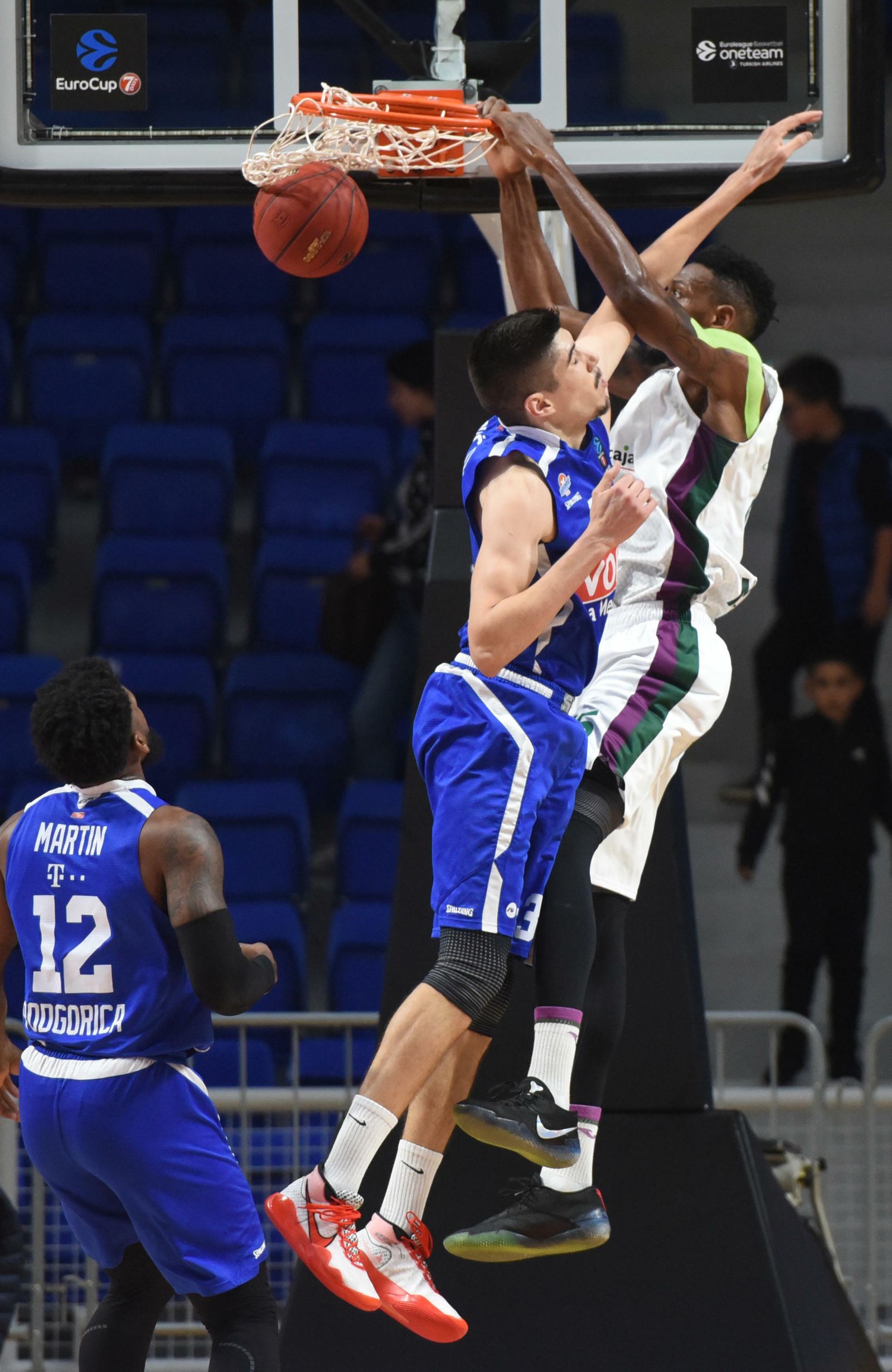 Elegar realiza un poderoso mate.