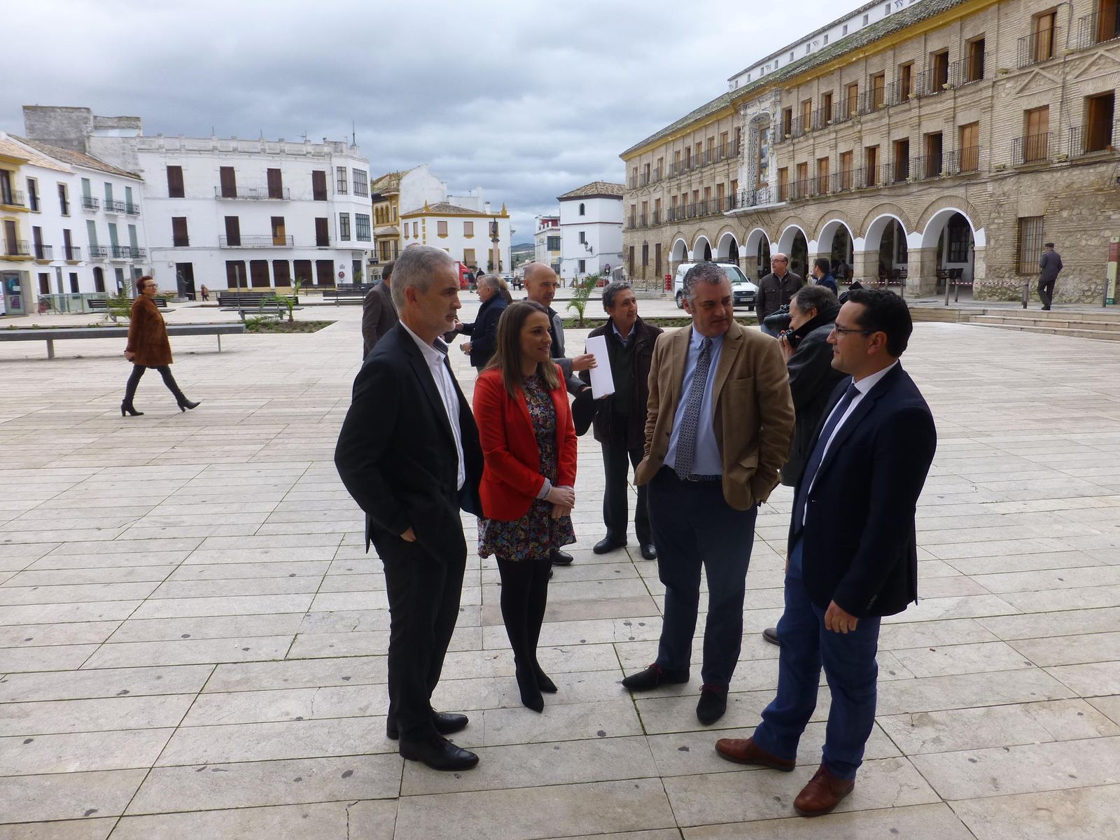 El consejero, Javier Carnero, con el alcalde, Jesús Rojano, y la delegada del Gobierno, Esther Ruiz.