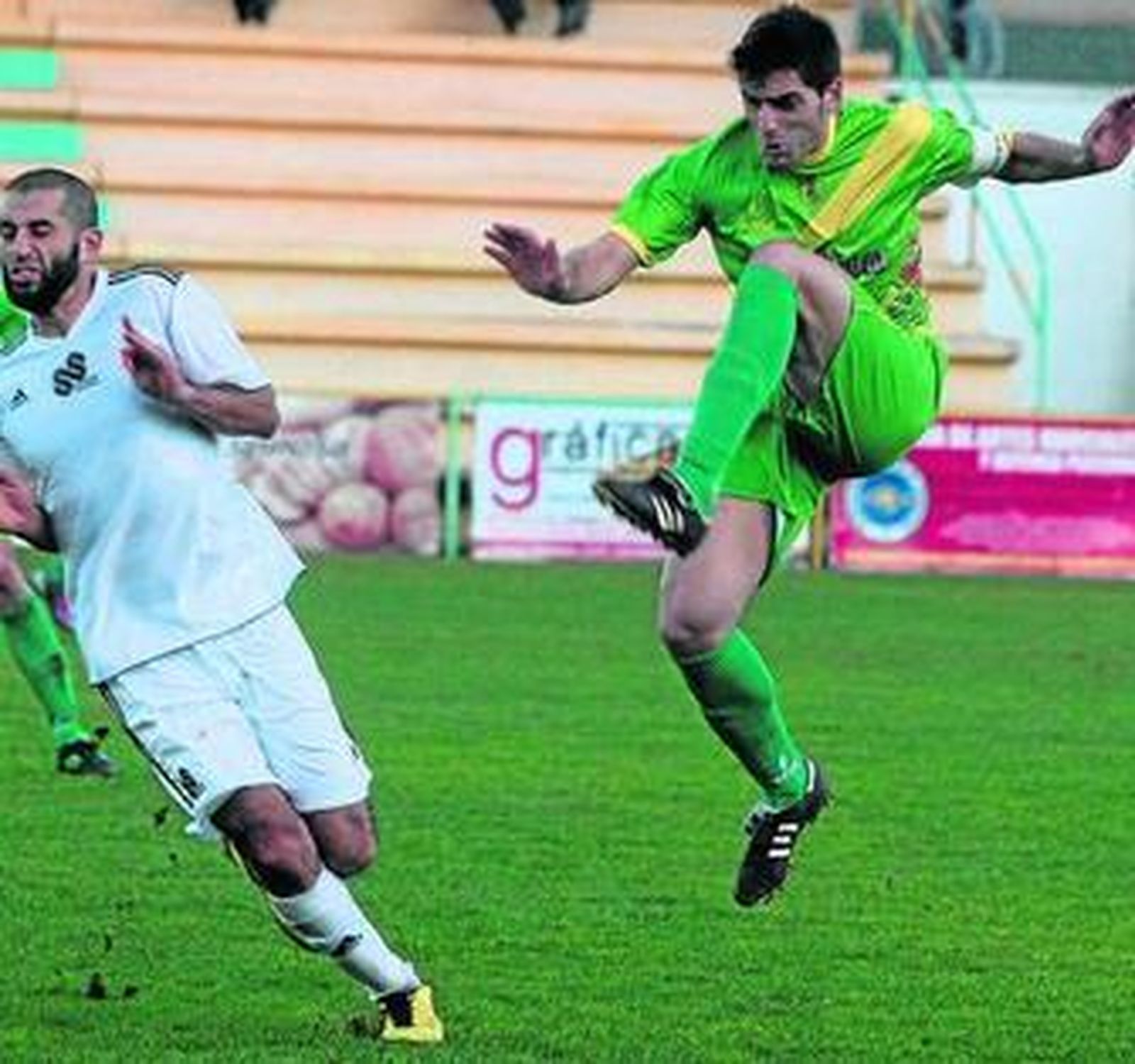 Dani Guerrero despeja ante Perita en el duelo con el Ceuta.
