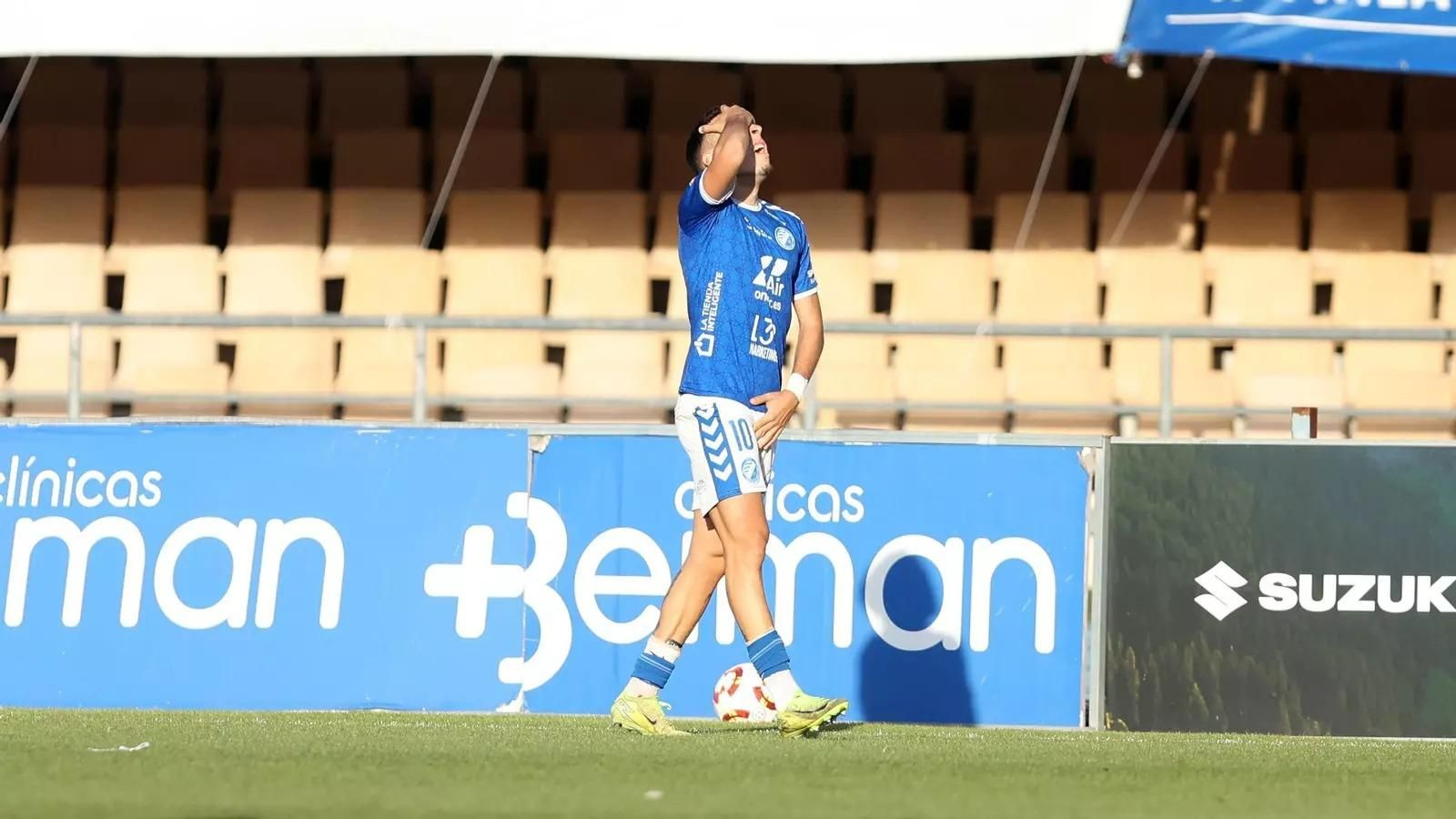 Sergio García se retira del campo con gestos de dolor. Sergio García se retira del campo con gestos de dolor.