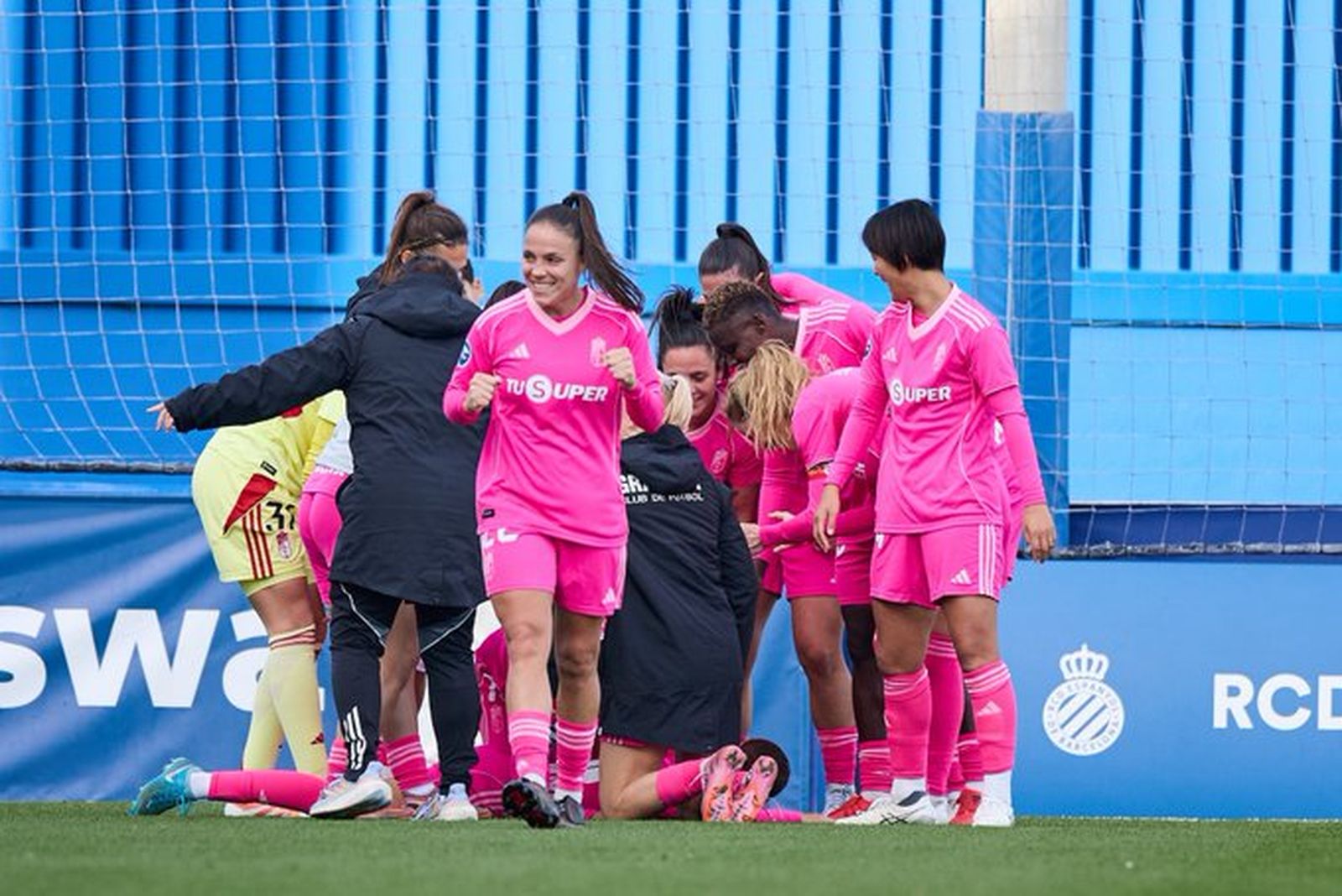 Las jugadoras del Granada celebran uno de los goles marcados ante el Espanyol
