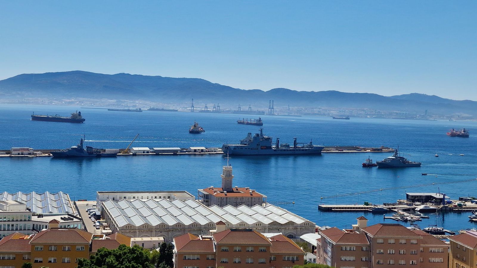 A la izquierda, el 'HMS Forth', que con base permanente en las Malvinas se somete a reparaciones y mantenimiento en Gibraltar. Por su popa, el 'RFA Tidesurge', un buque auxiliar sometido a mantenimiento. Entrando a puerto, el patrullero 'HMS Trent', con base en el Peñón. La foto fue tomada en 2023.