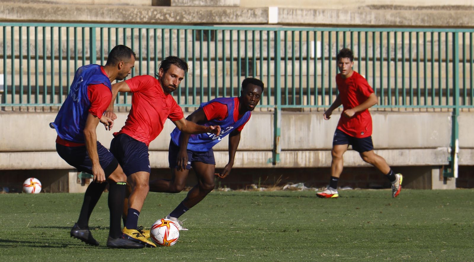 Álex Bernal es presionado por De las Cuevas y Diarra.