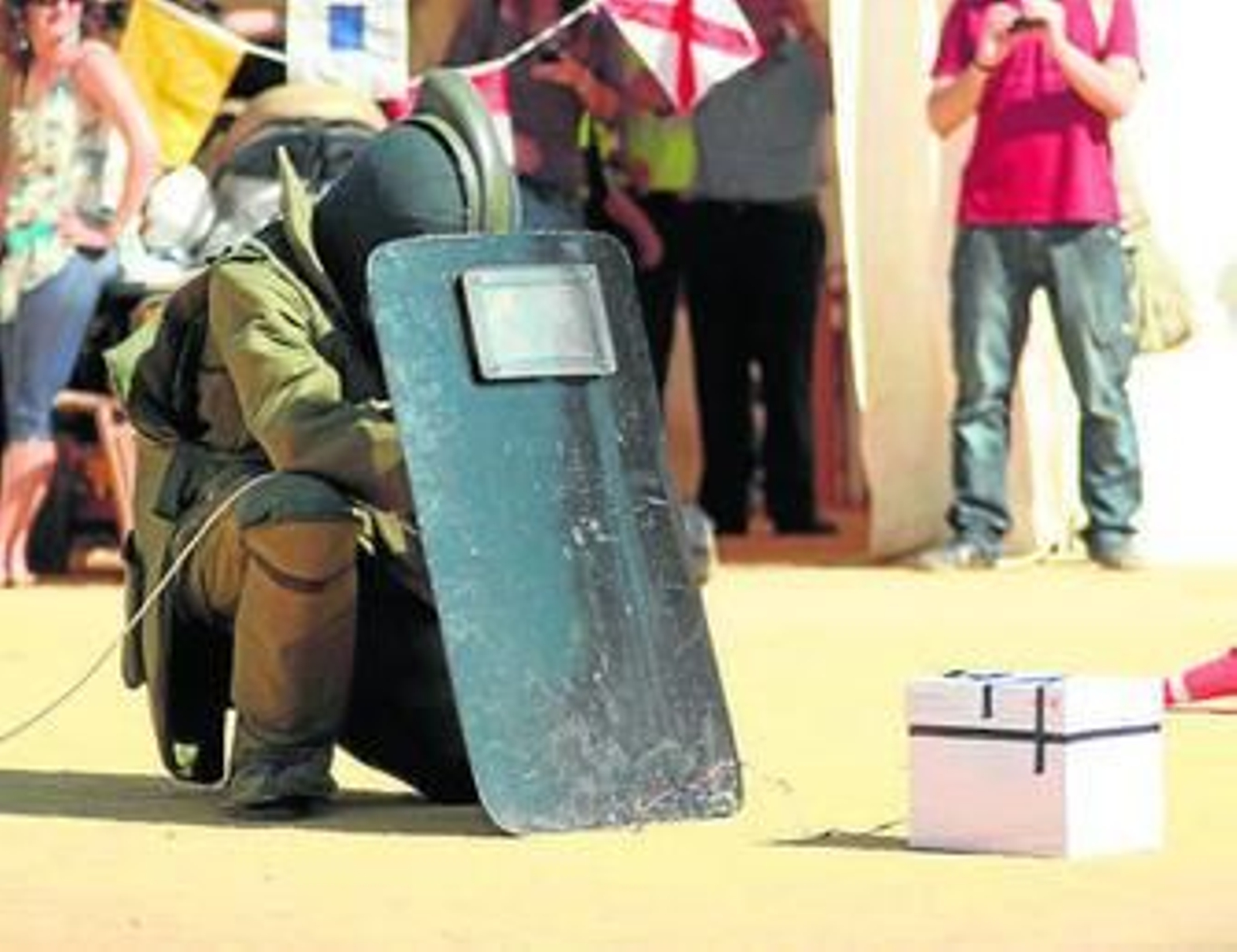 Un agente trata de desactivar un explosivo.