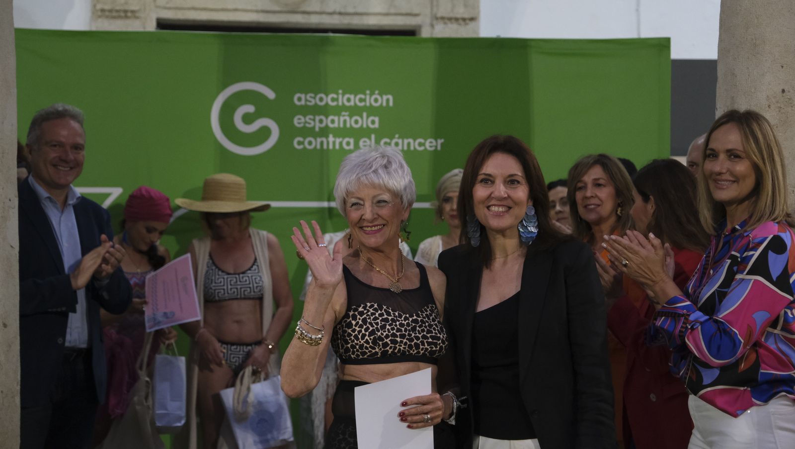 Imágenes del desfile benéfico contra el cáncer, en la Escuela de Artes de Almería