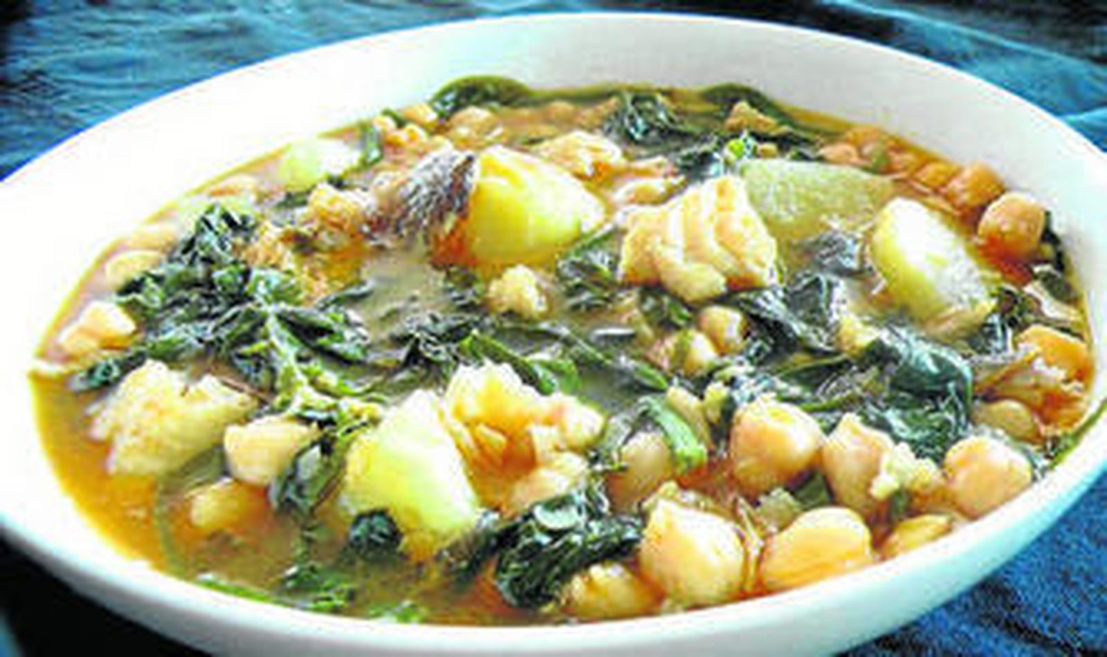 Los garbanzos con bacalao y espinacas son típicos de estas fiestas.