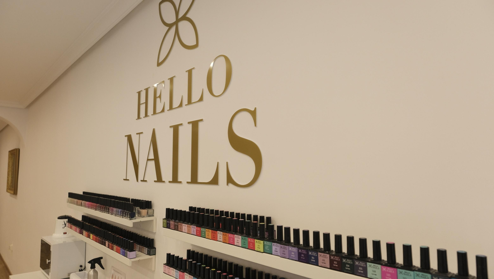 Imágenes de la nueva franquicia de Hello Nails en Almería