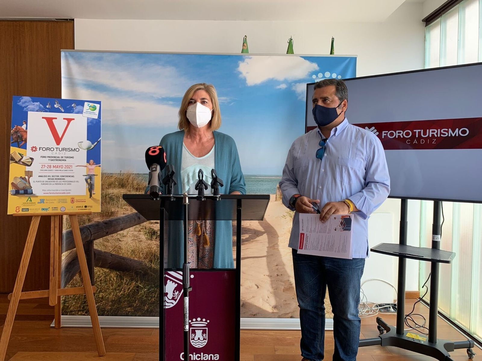 La delegada municipal de Turismo de Chiclana, Pepa Vela, y el director general del Grupo 8, José Antonio Medina, presentan el V Foro de Turismo Cádiz la pasada semana.