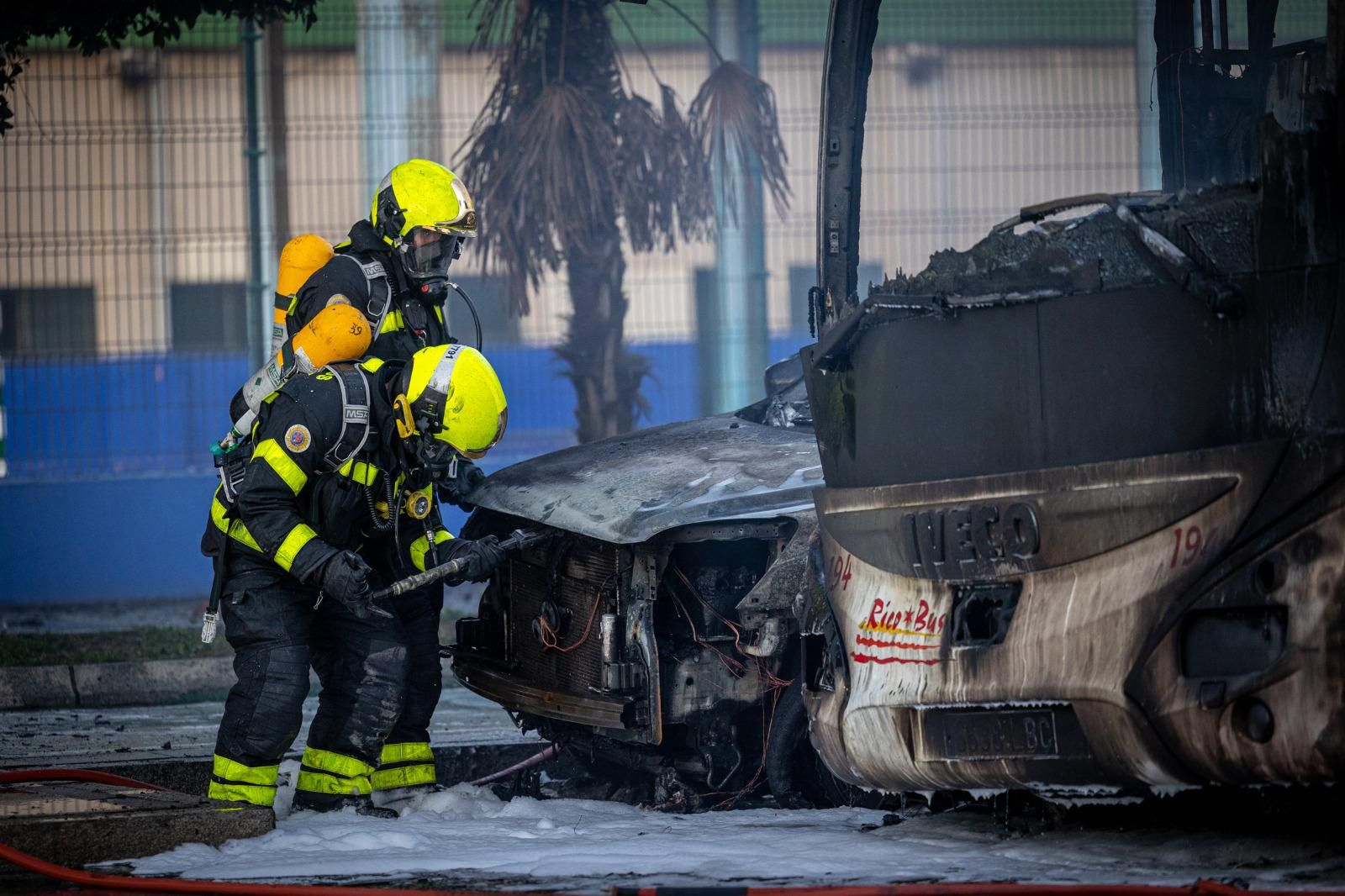 Así ha quedado el autobús que ha ardido esta mañana en Cádiz
