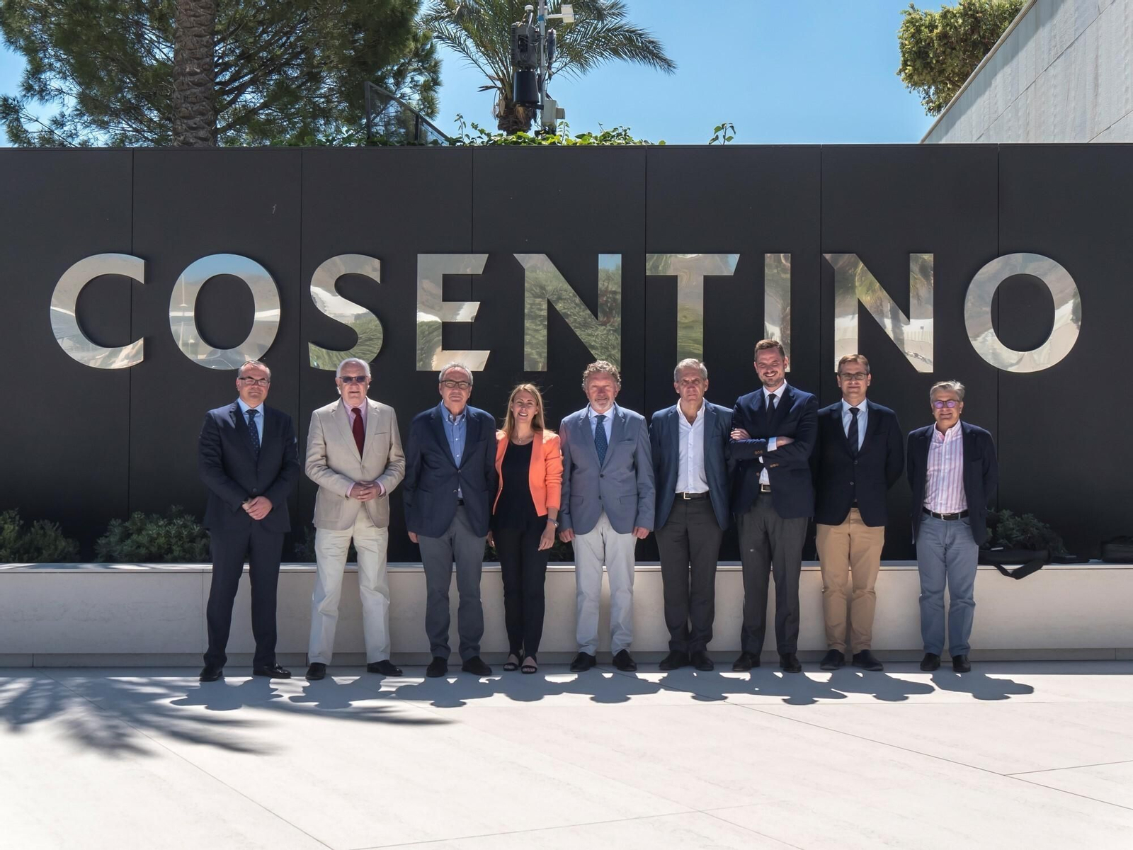 Foto de 'familia' durante la visita a las instalaciones del Grupo Cosentino.