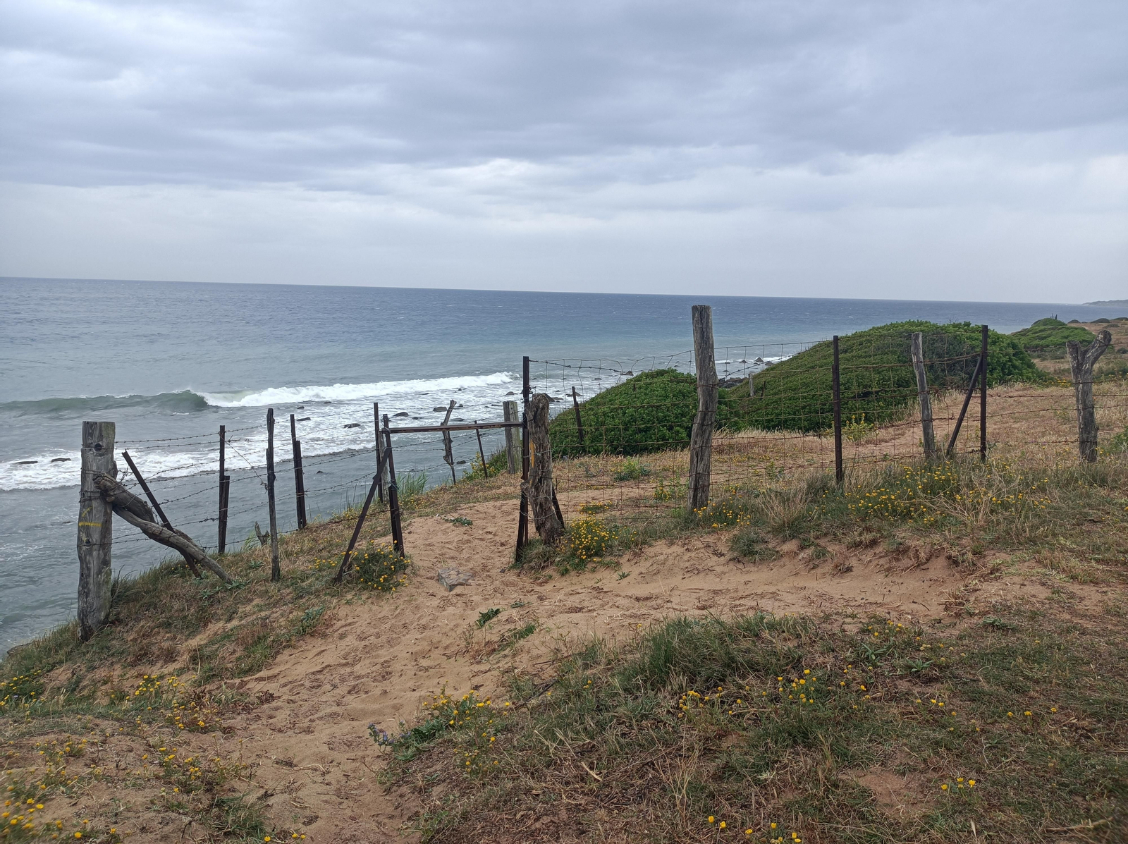 Una valla nos separa de la bajada.
