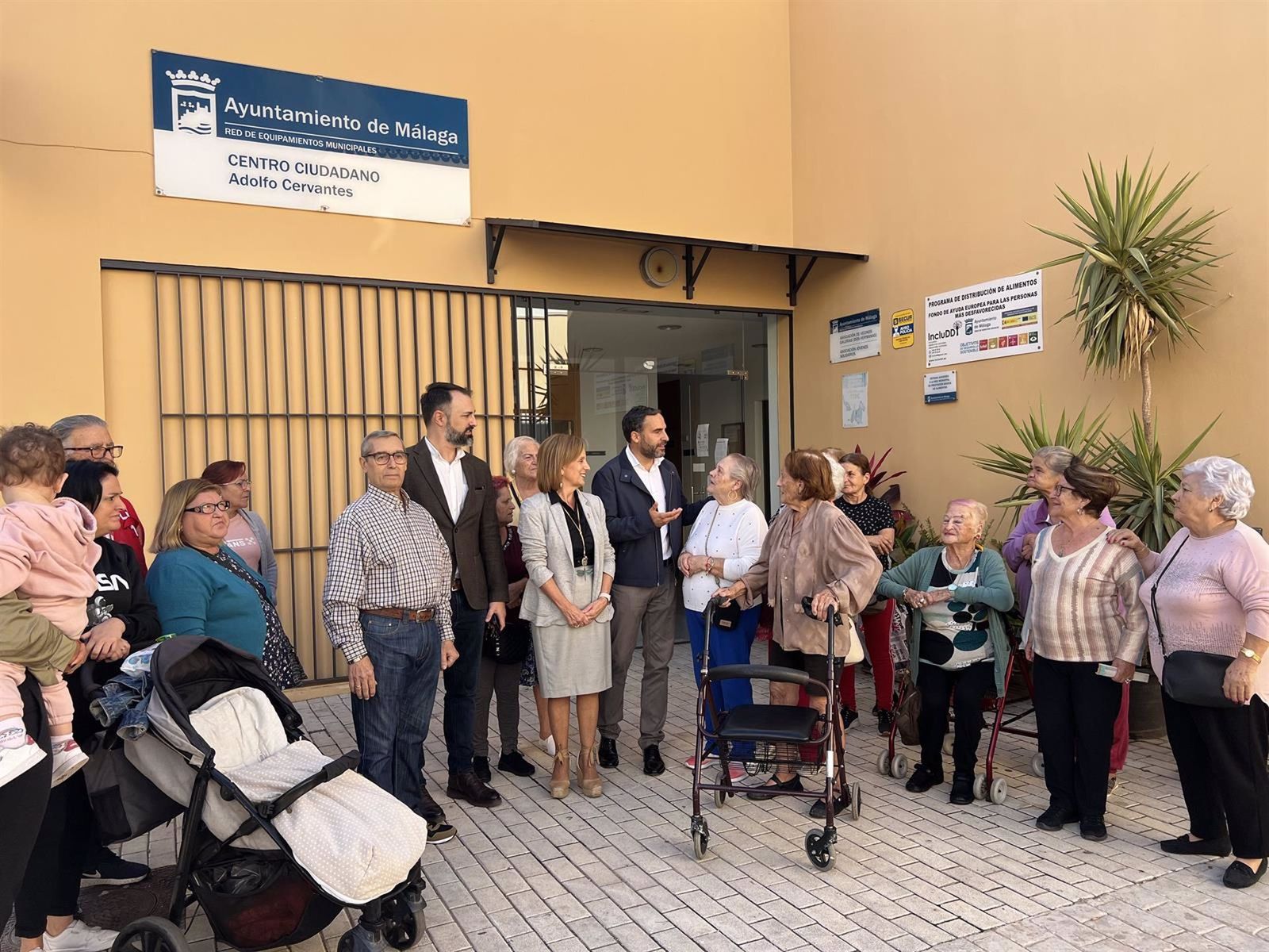 El grupo municipal socialista en la barriada de Dos Hermanas junto con vecinos.