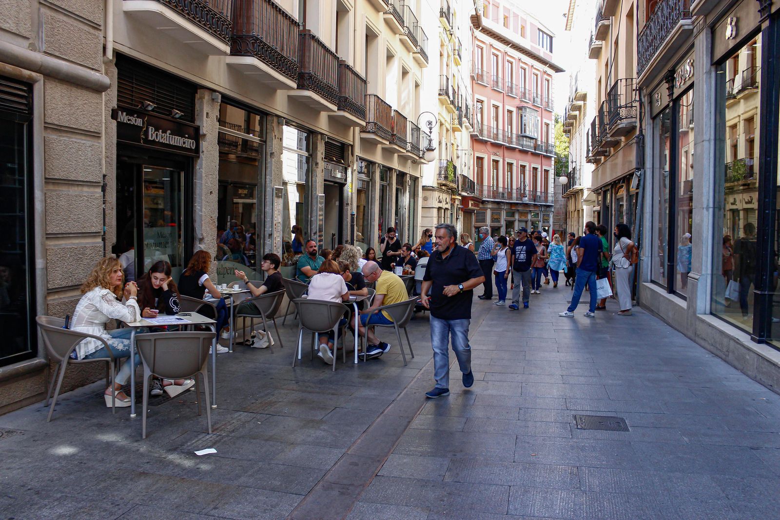 Imagen de archivo de gente en calles y terrazas de Granada.