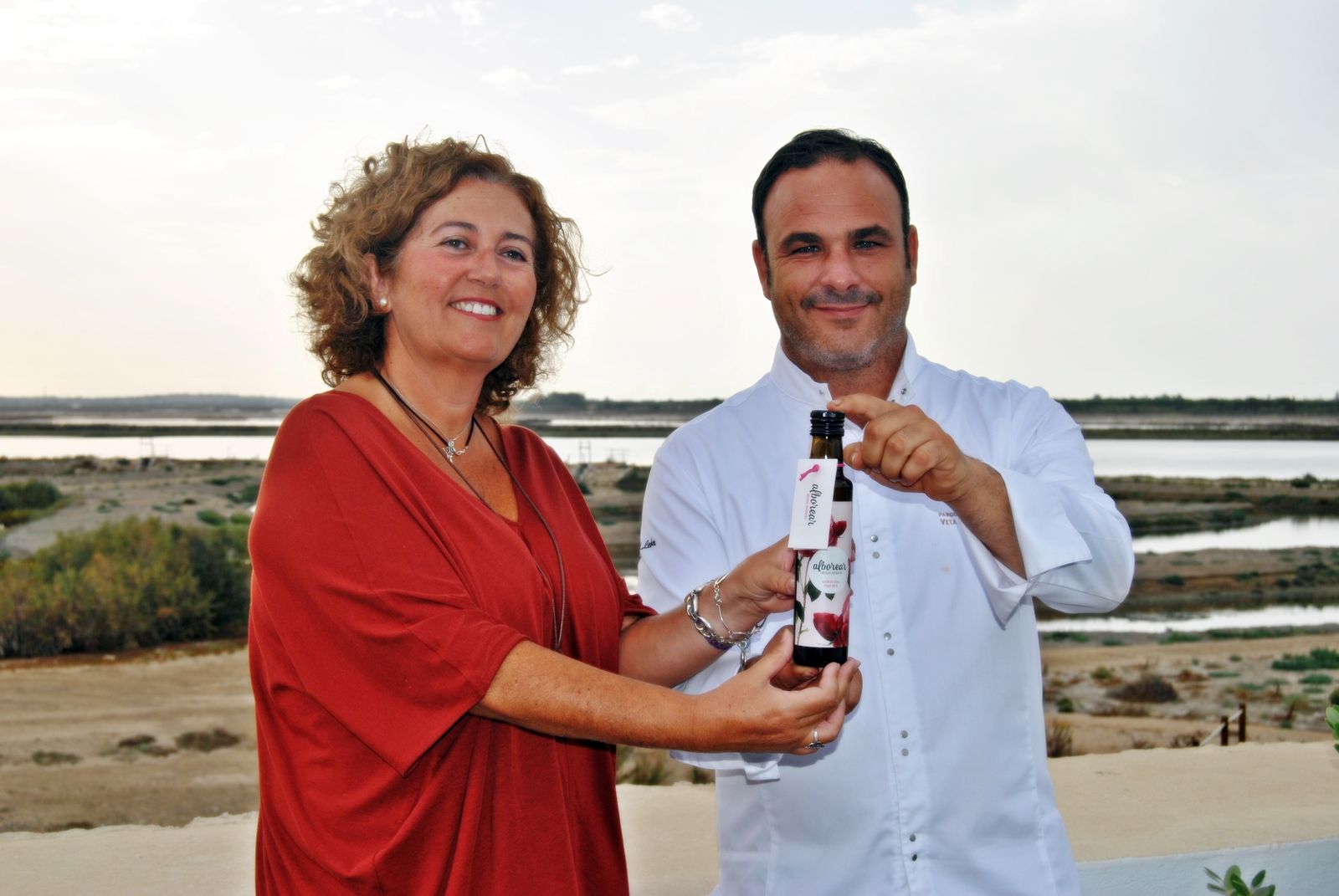 La coordinadora de Alborear, Mª Paz Ríos, y Ángel León en el Molino de Mareas.