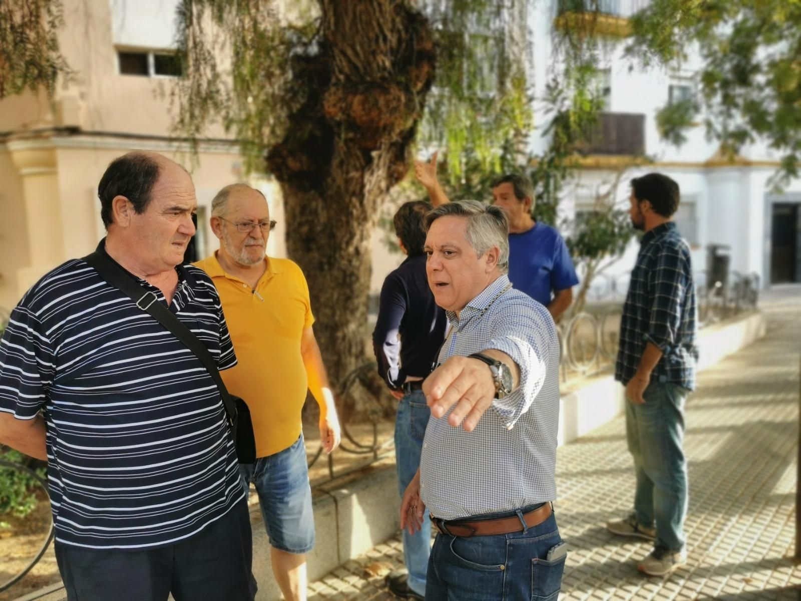 Óscar Torres en una de las visitas a los barrios de la ciudad.
