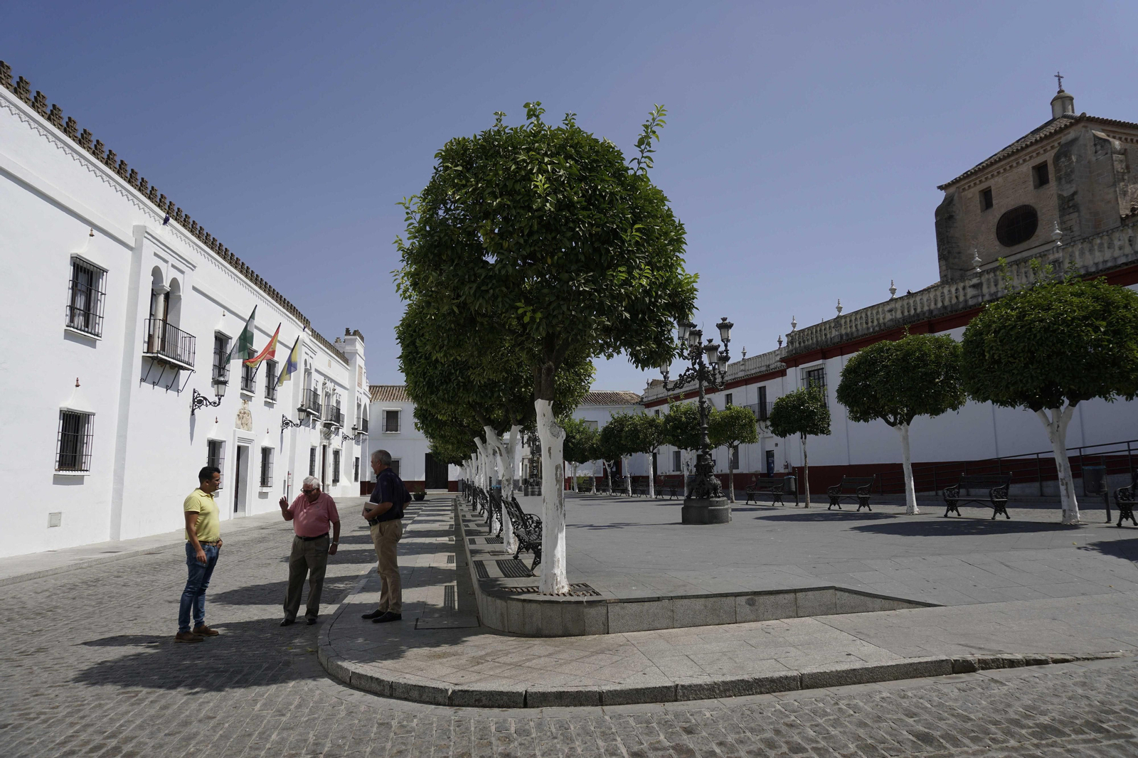 El Ayuntamiento de Olivares, en la Plaza de España del municipio, en una imagen de archivo.