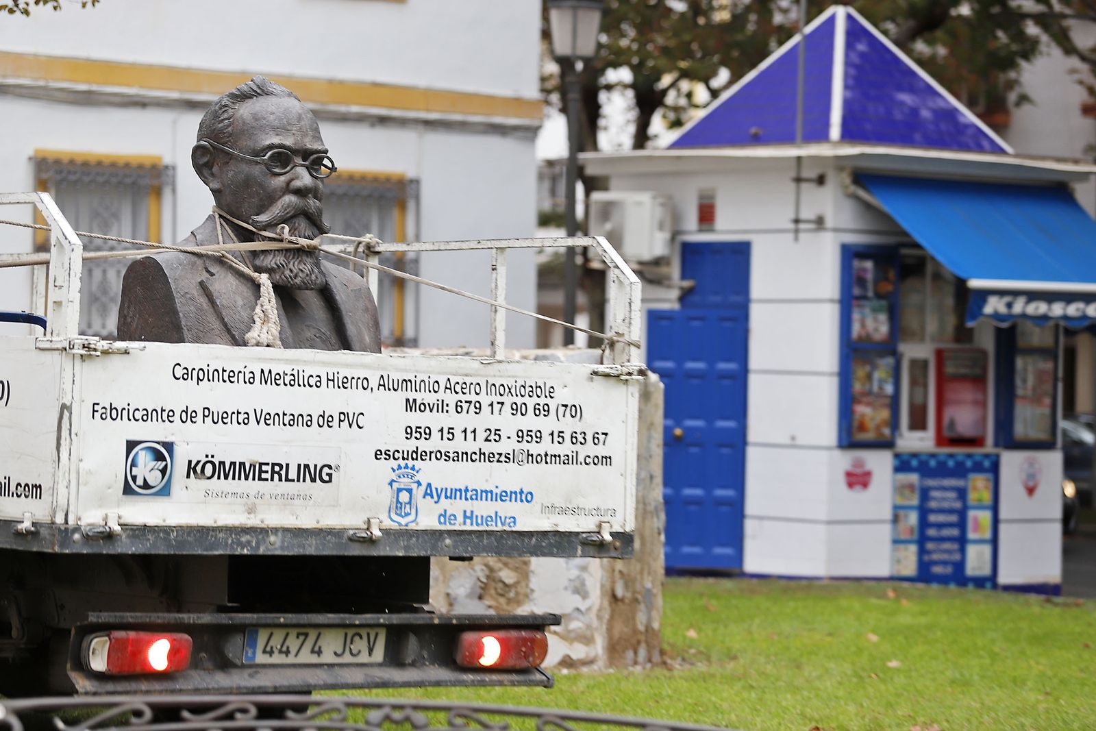 Retirada del busto de Venustiano Carranza de la Plaza Fray Genaro Prieto