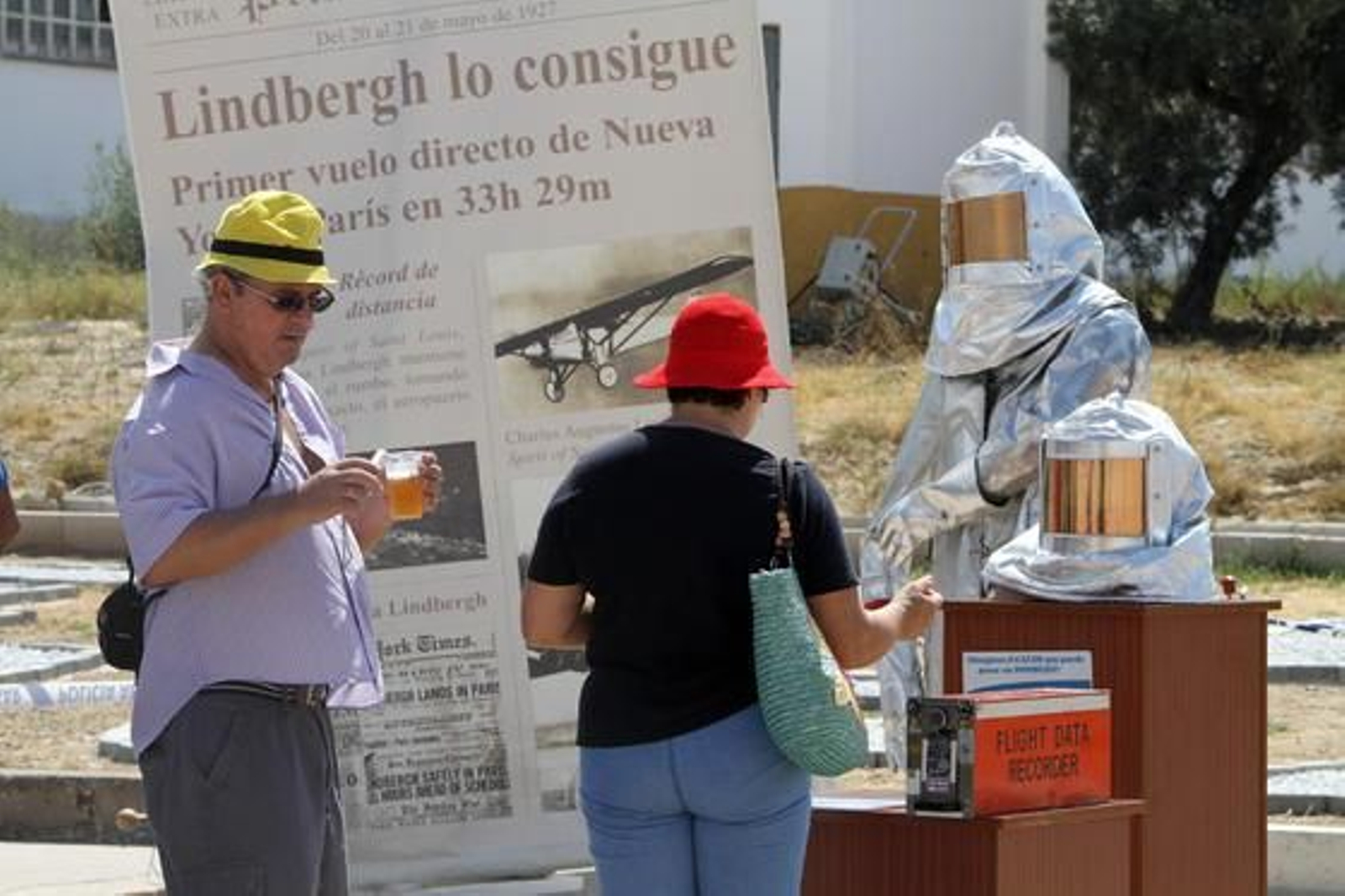 La jornada de puertas abiertas del II Festival Aéreo Internacional de Málaga contó con la presencia de muchos curiosos.

Foto: Yolanda Montiel